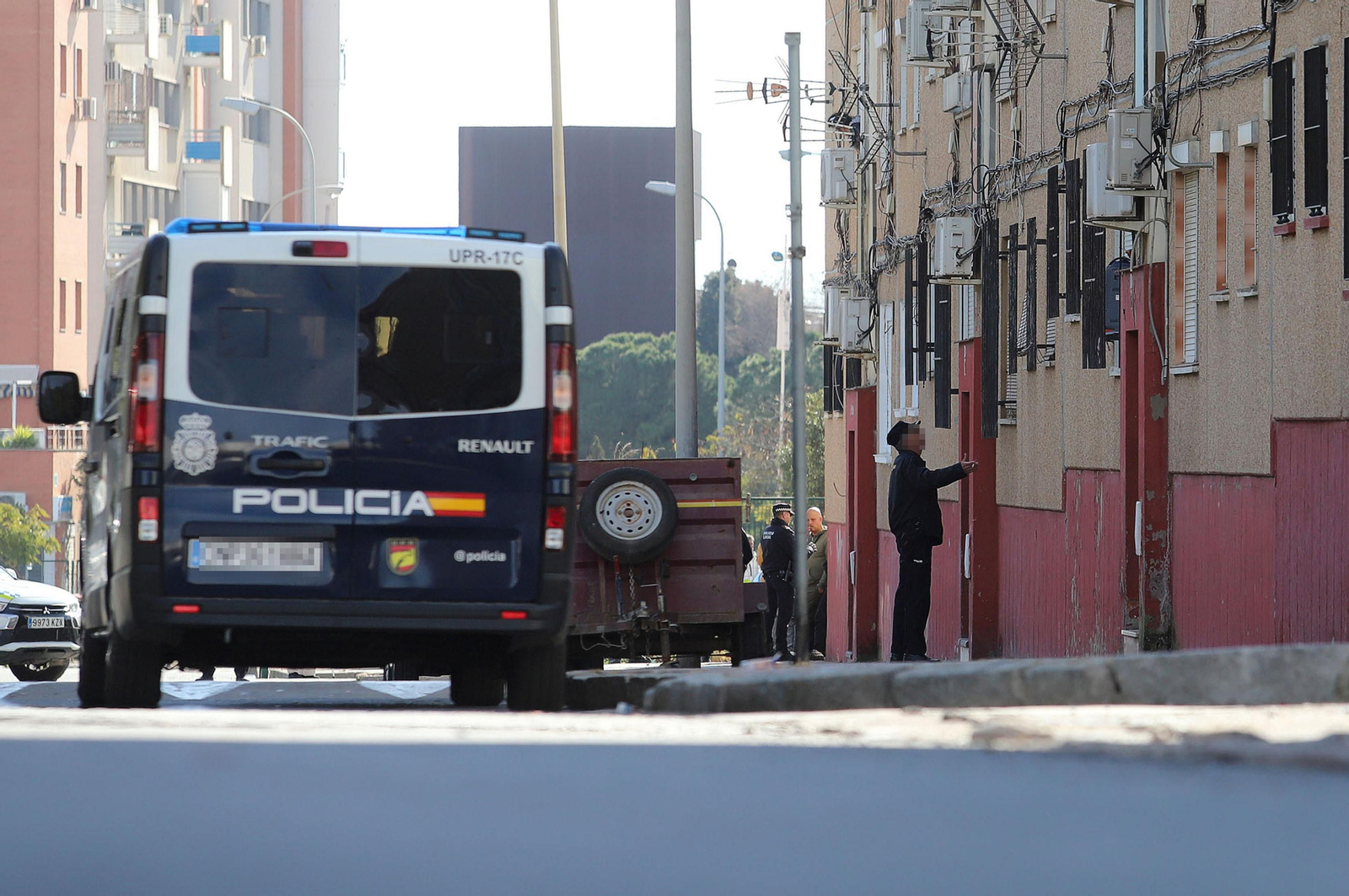 Imágenes del atrincherado que amenazaba con hacer estallar una bombona en el Torrejón, Huelva