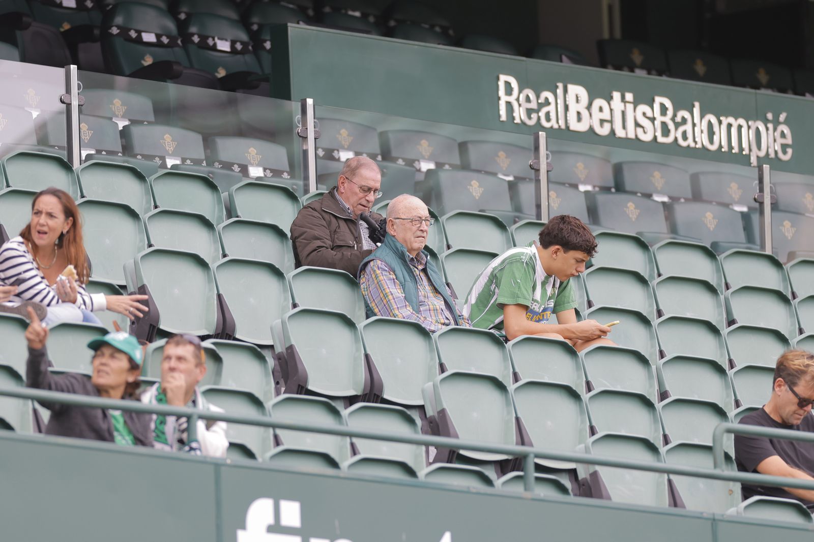 Búscate en las fotos del Betis-Osasuna
