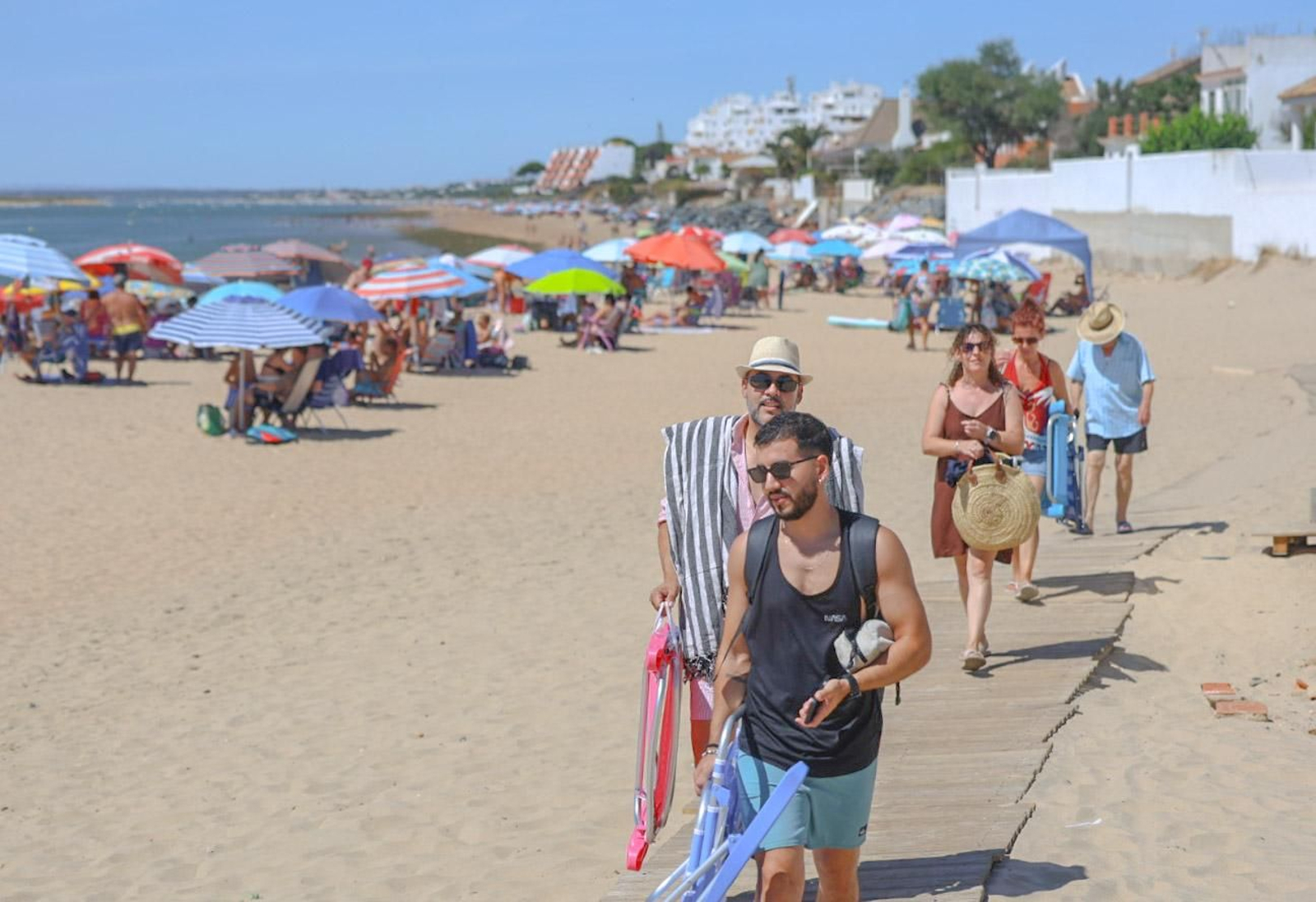Imágenes de la calurosa mañana en la playa de El Portil