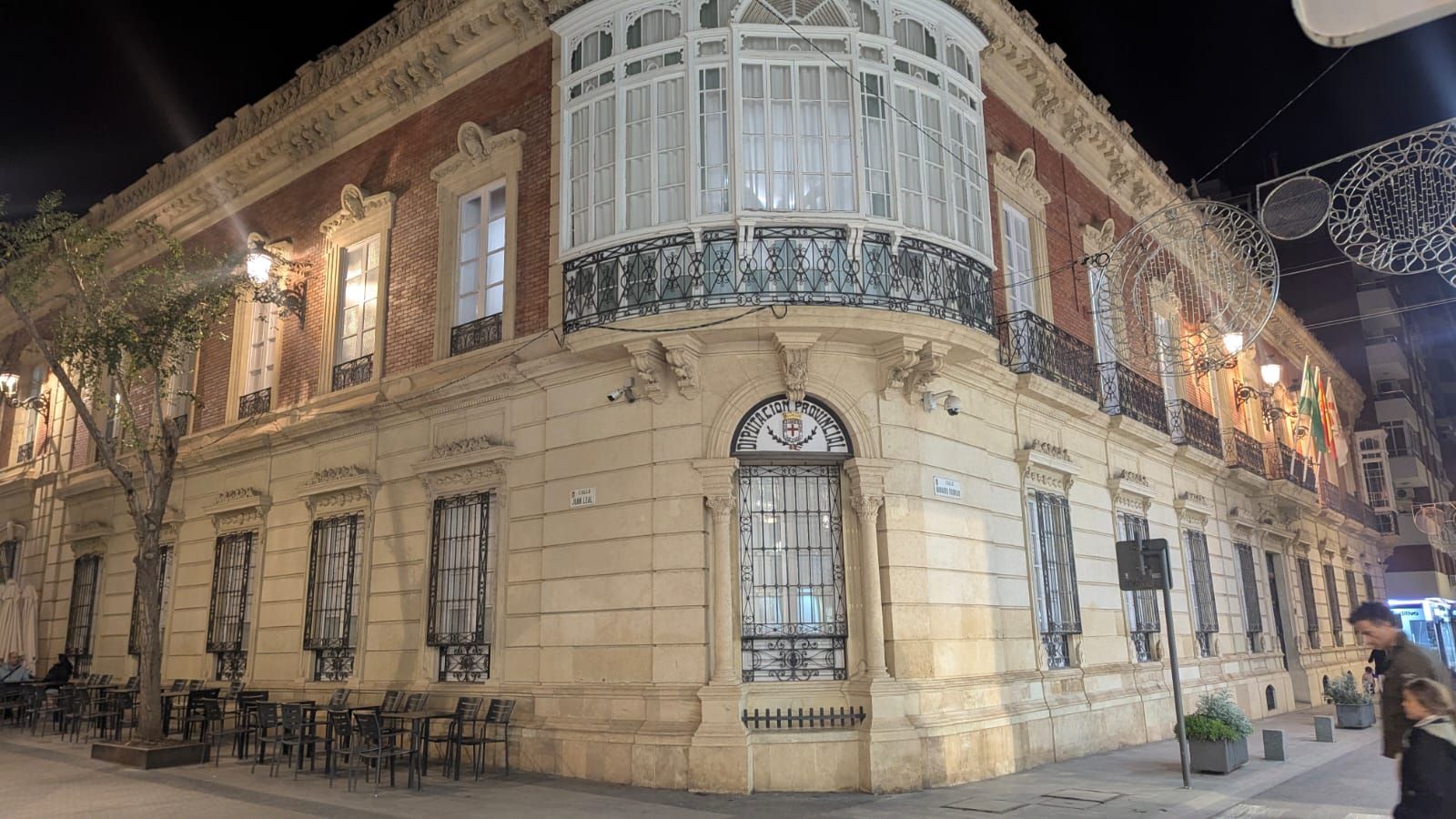 Luces encendidas en el Palacio Provincial de Almería.