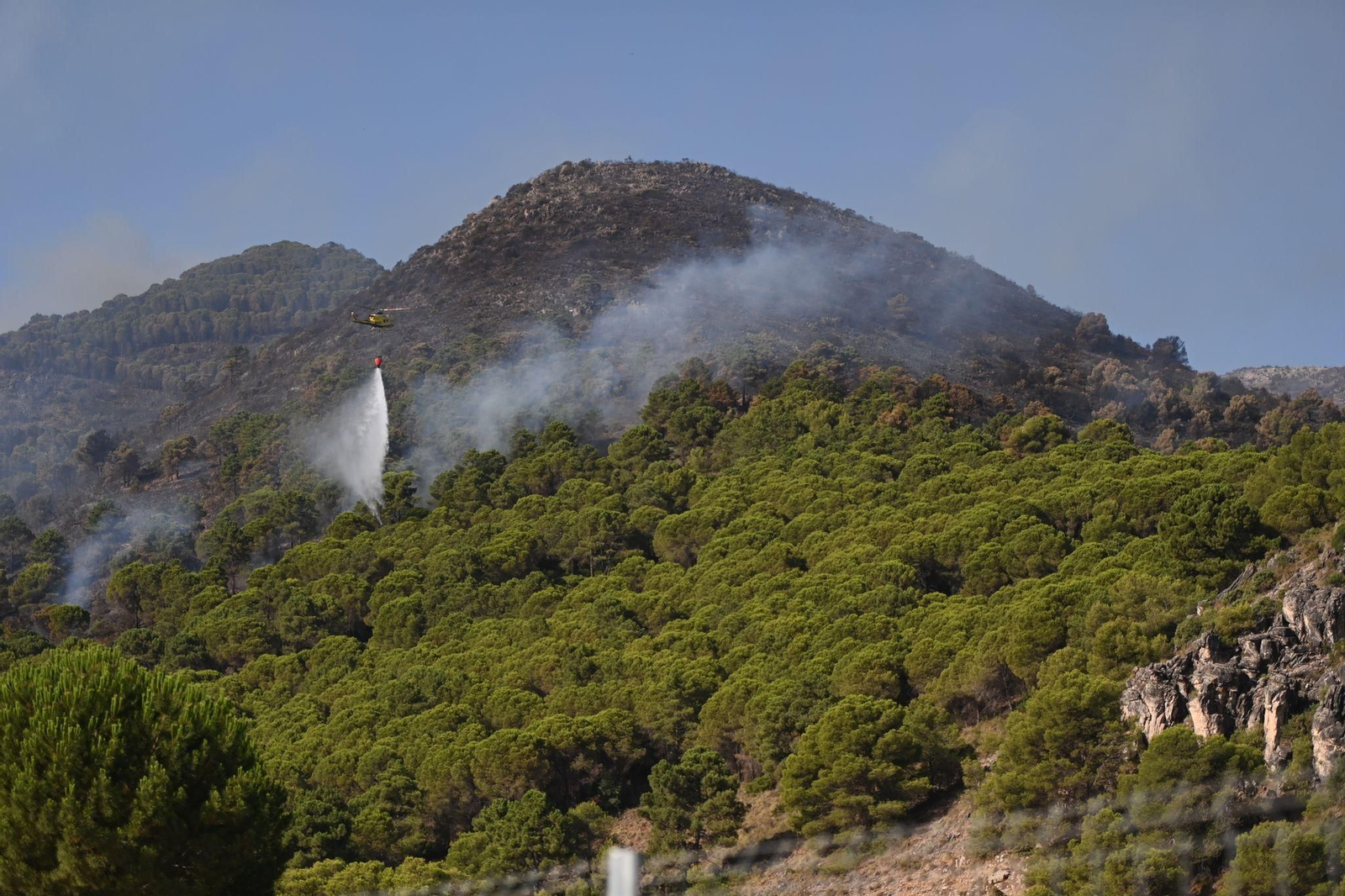 Un helicóptero, en Pinos de Alhaurín, esta mañana.