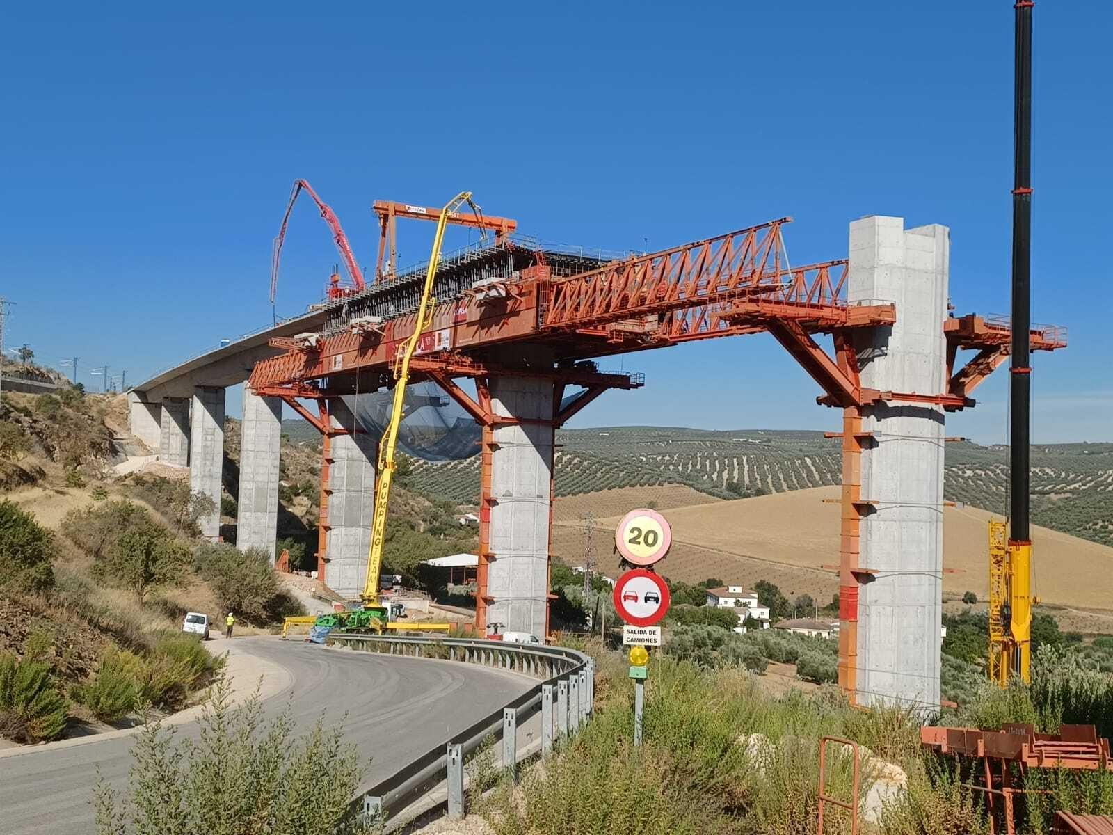 Imagen de la construcción de una parte de la Variante de Loja