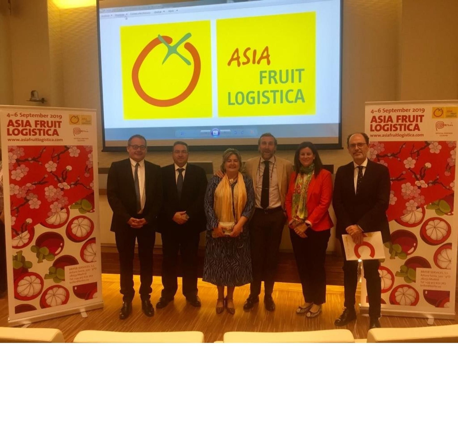 Foto de ‘familia’ de la presentación de Asia Fruit Logistica en Murcia.