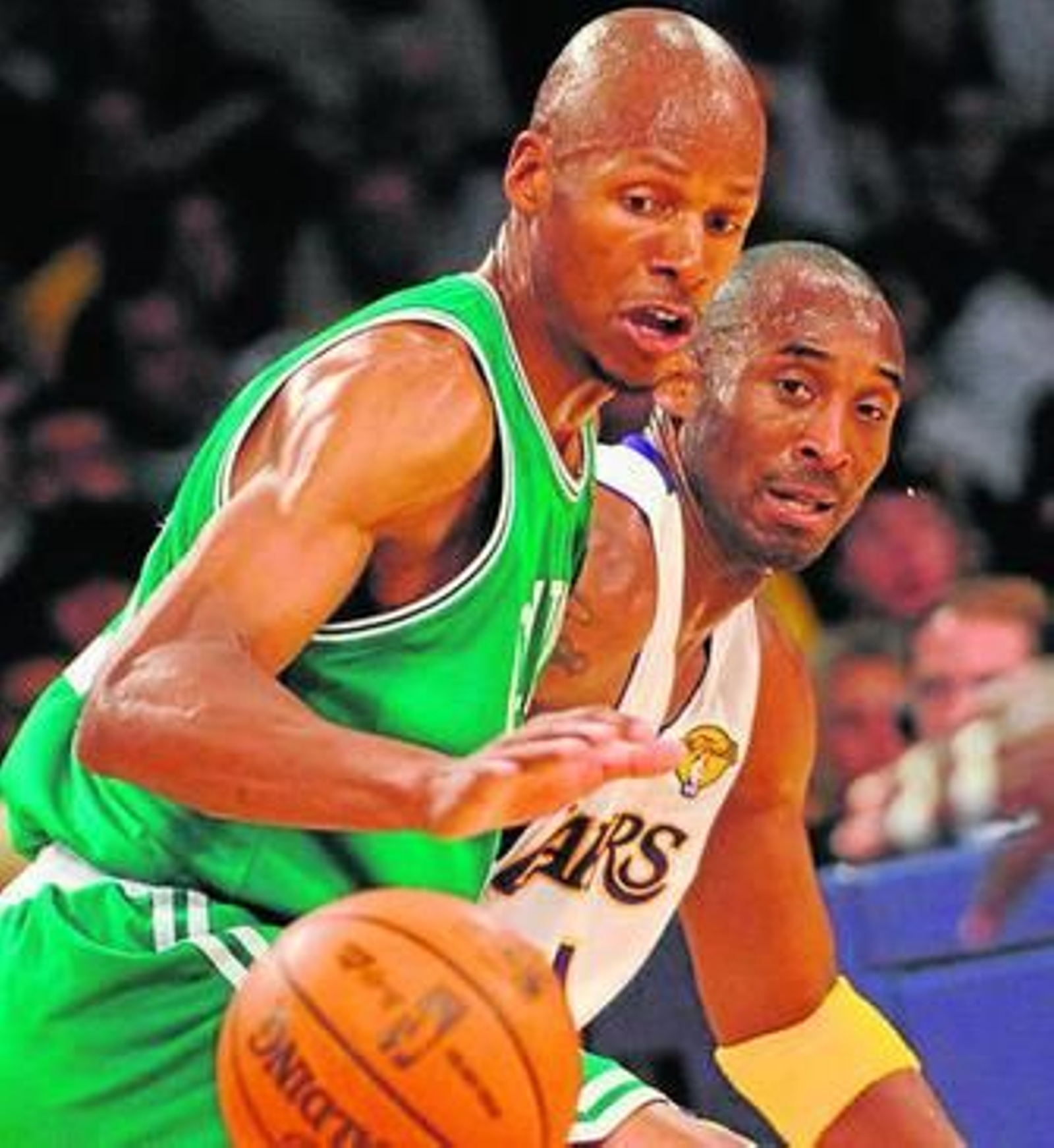 Ray Allen y Kobe Bryant pugnan por un balón.