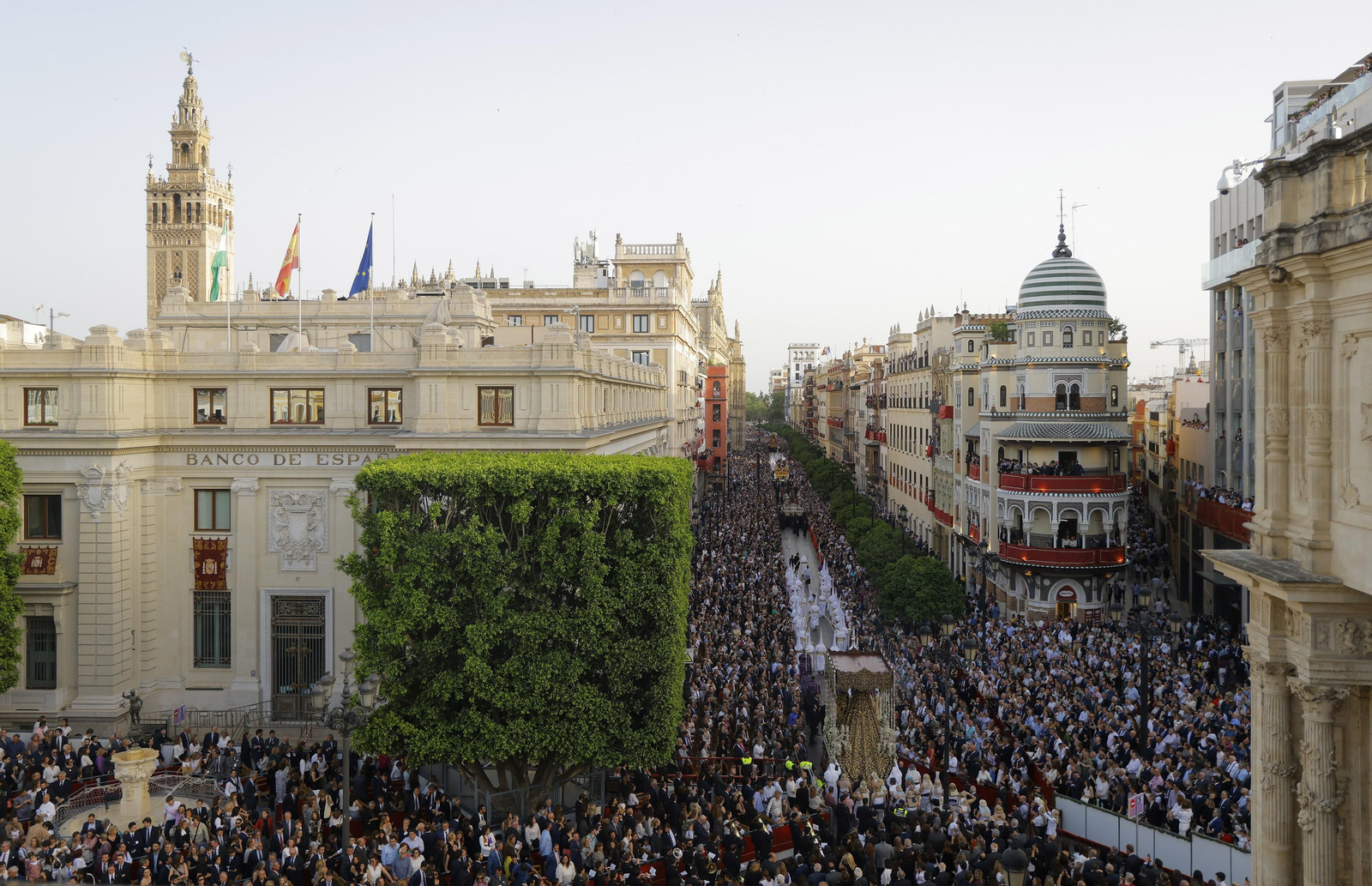 Las imágenes del Santo Entierro Grande, a su paso por la Plaza de San Francisco, en la Semana Santa de Sevilla 2023