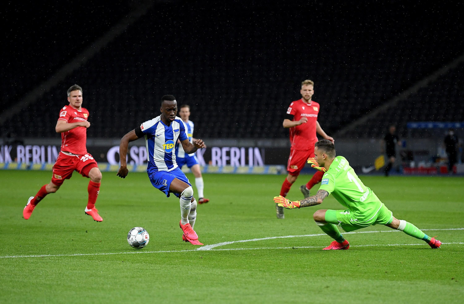 Lukebakio encara al portero del Union Berlín en un partido con el Hertha.