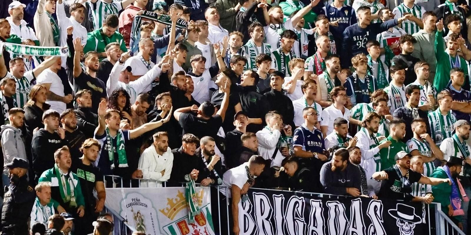 Aficionados del Córdoba CF siguen el partido ante el Málaga en La Rosaleda. Aficionados del Córdoba CF siguen el partido ante el Málaga en La Rosaleda.
