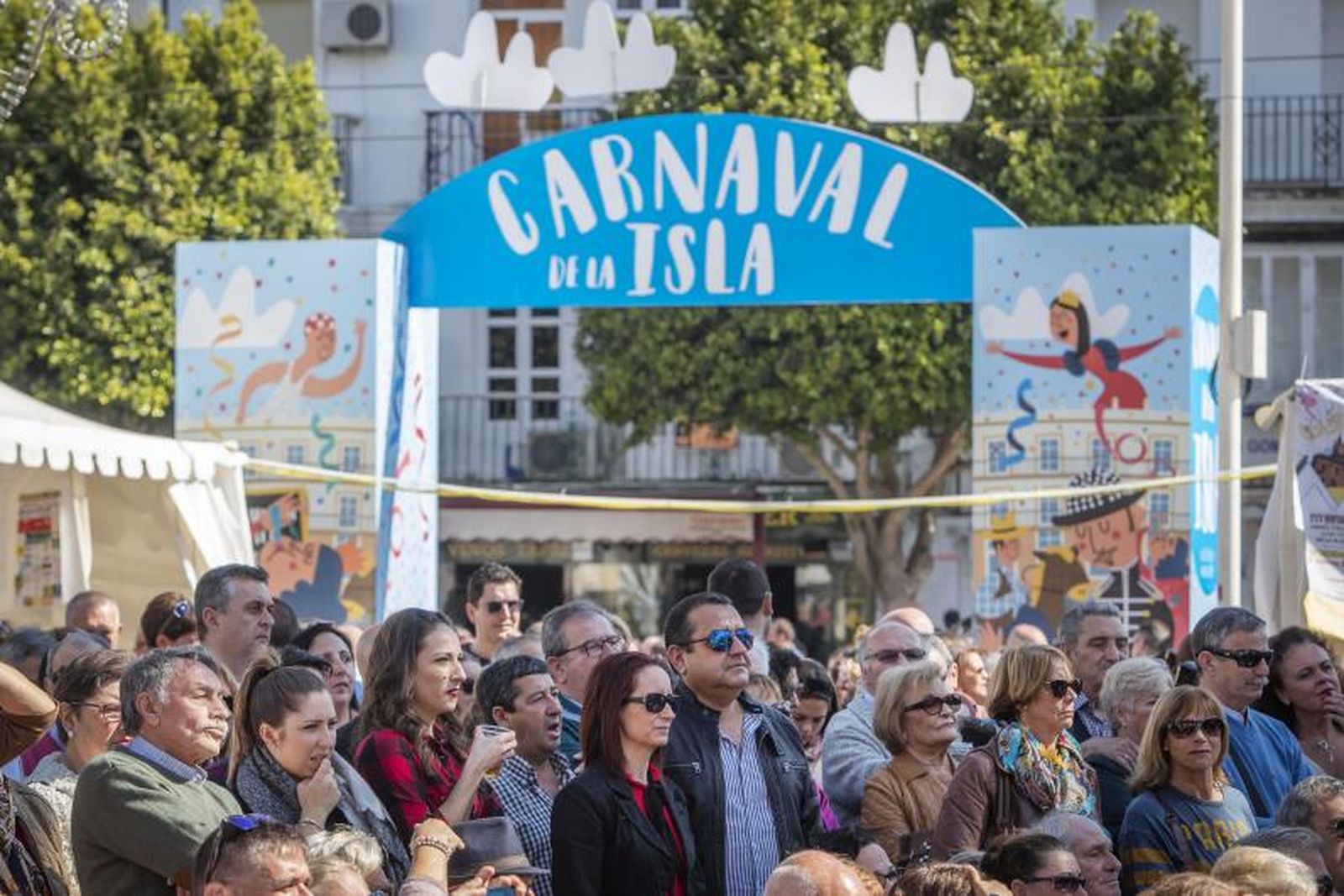 La original portada que se colocó en la plaza del Rey de San Fernando para el Carnaval de 2019