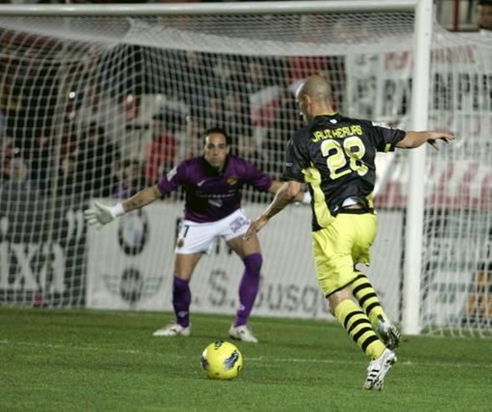 Javi Hervás se queda solo con el portero. / LOF