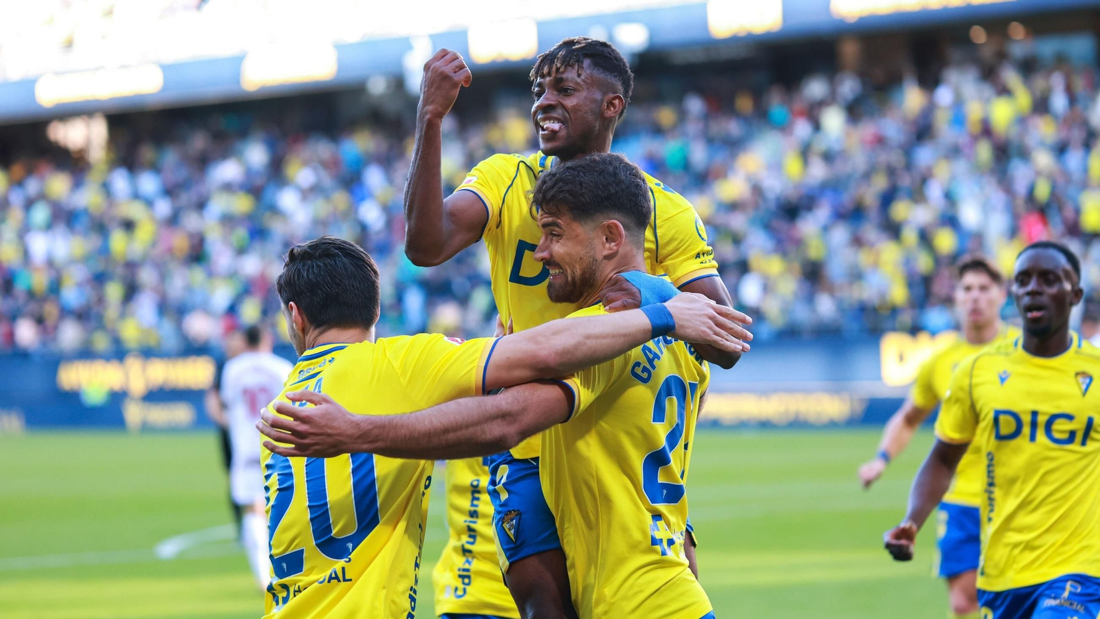Los jugadores del Cádiz celebran el gol de Efe en el duelo ante la Cultural.
