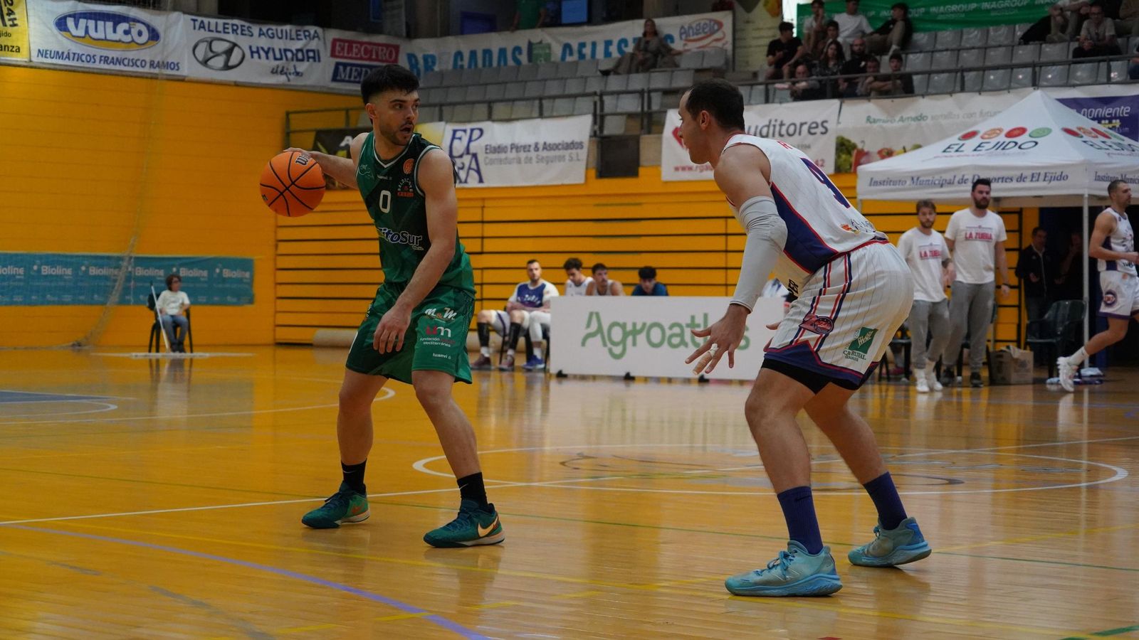 Un jugador de los ejidenses protege el balón ante la presión de un rival.