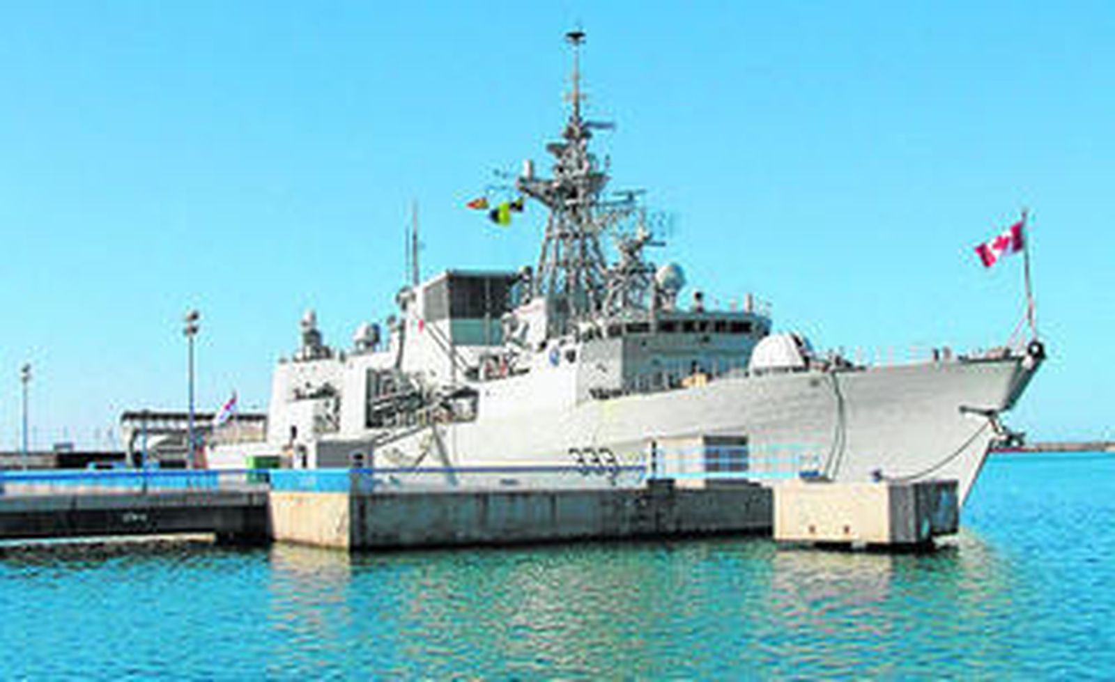 Fragata 'HMCS Toronto FFH-333' atracada en el pantalán de Levante.