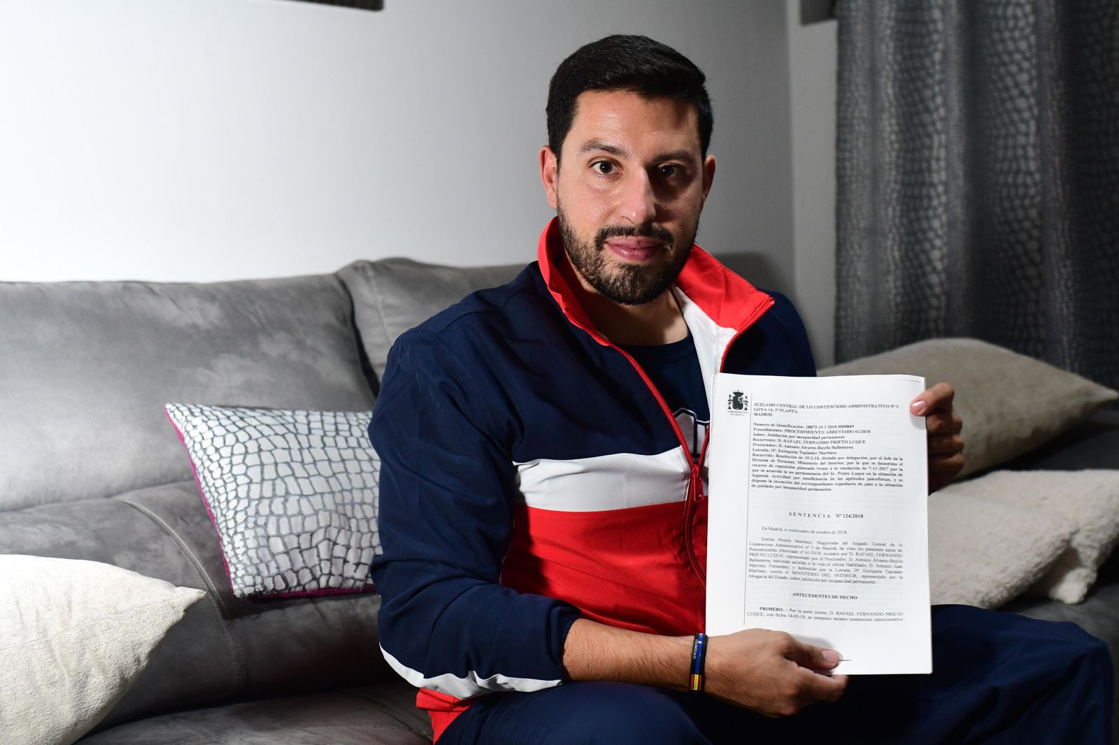 Rafael Prieto, en su domicilio, muestra la última resolución judicial.