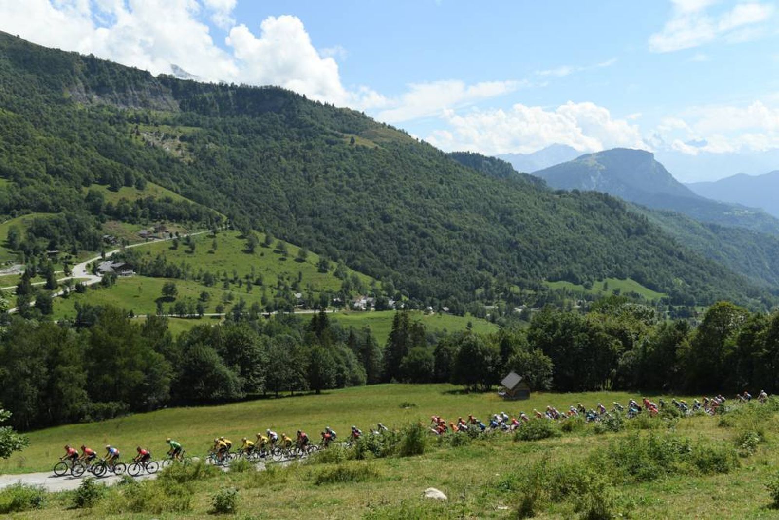 El pelotón de la Dauphiné llegando a la Madeleine.