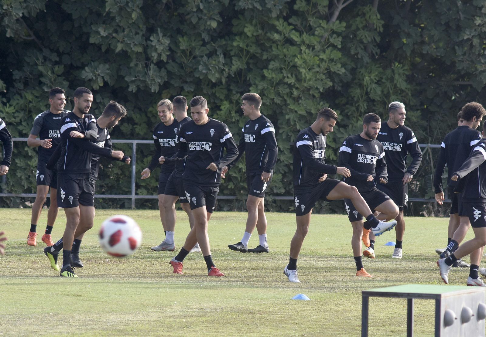 Los jugadores del Córdoba se ejercitan al inicio de una sesión en la Ciudad Deportiva.