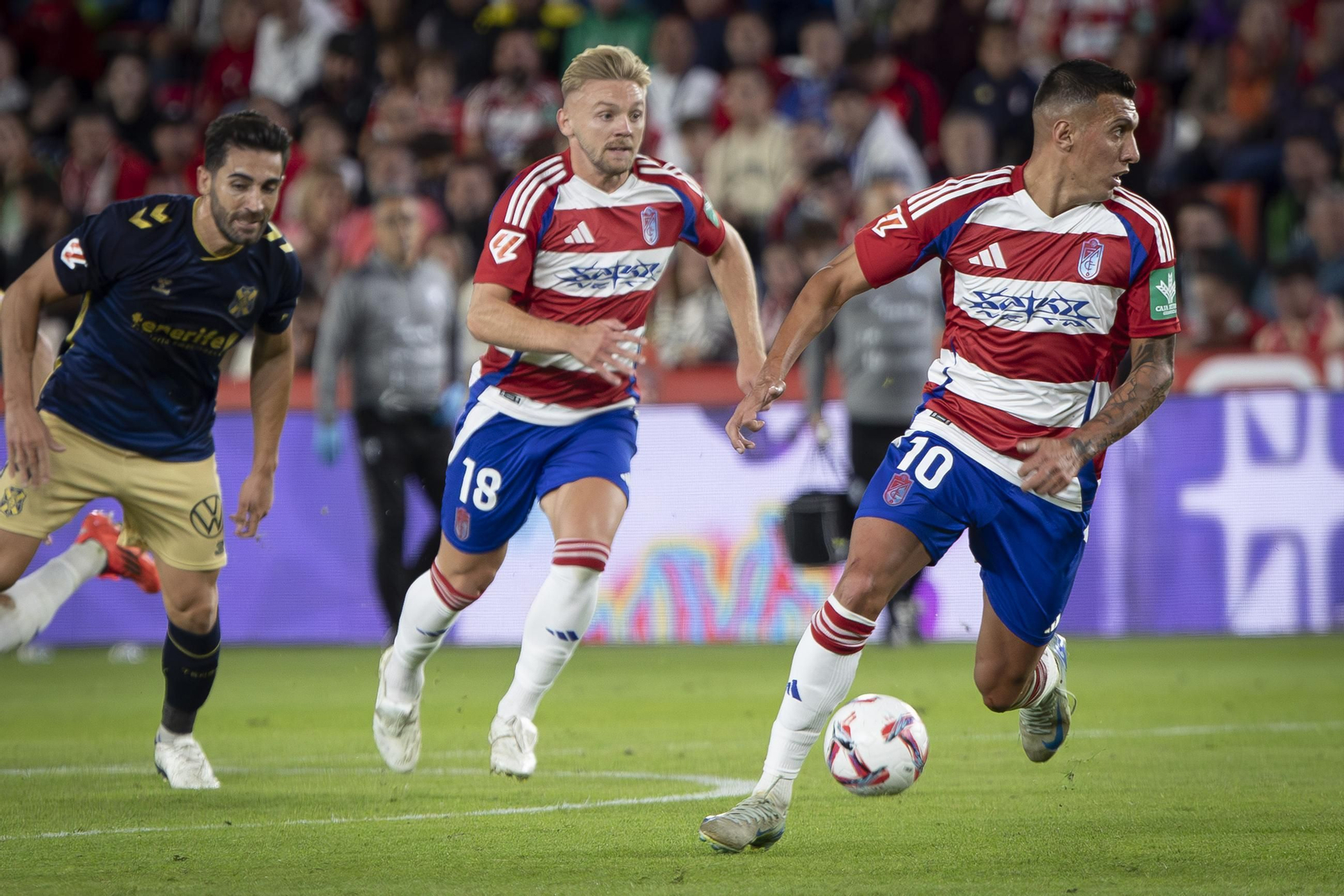 Uzuni lleva un ataque del Granada ante el Tenerife