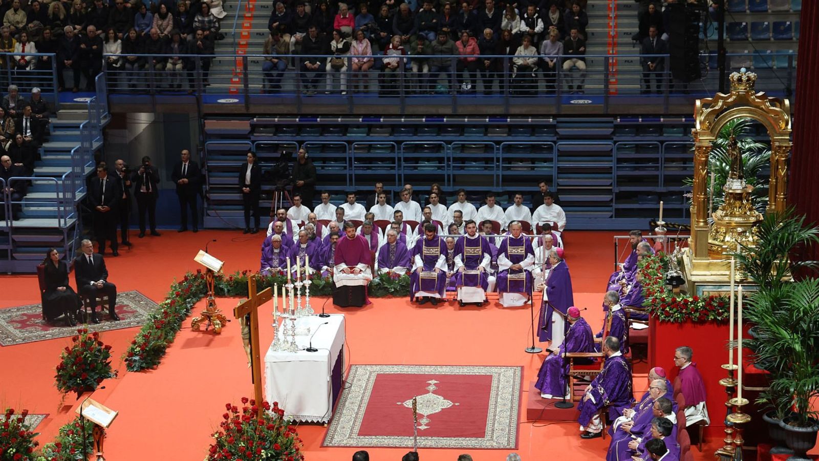 Los reyes de España en la misa funeral que presidió la imagen de la Virgen Chiquita.