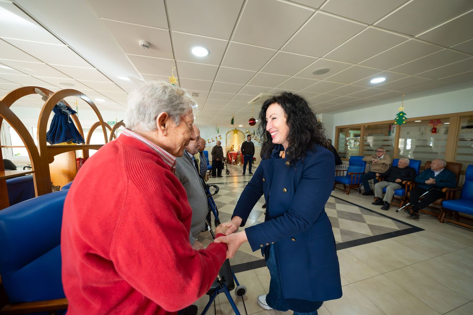 La alcaldesa felicita la Navidad al personal del Centro de Acogida y a los turnos de guardia de Bomberos y Policía Loca