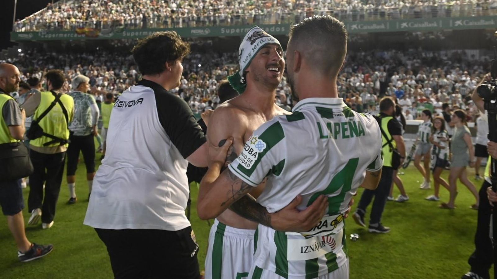 Lapeña y Adri Castellano se abrazan tras el ascenso del Córdoba CF.