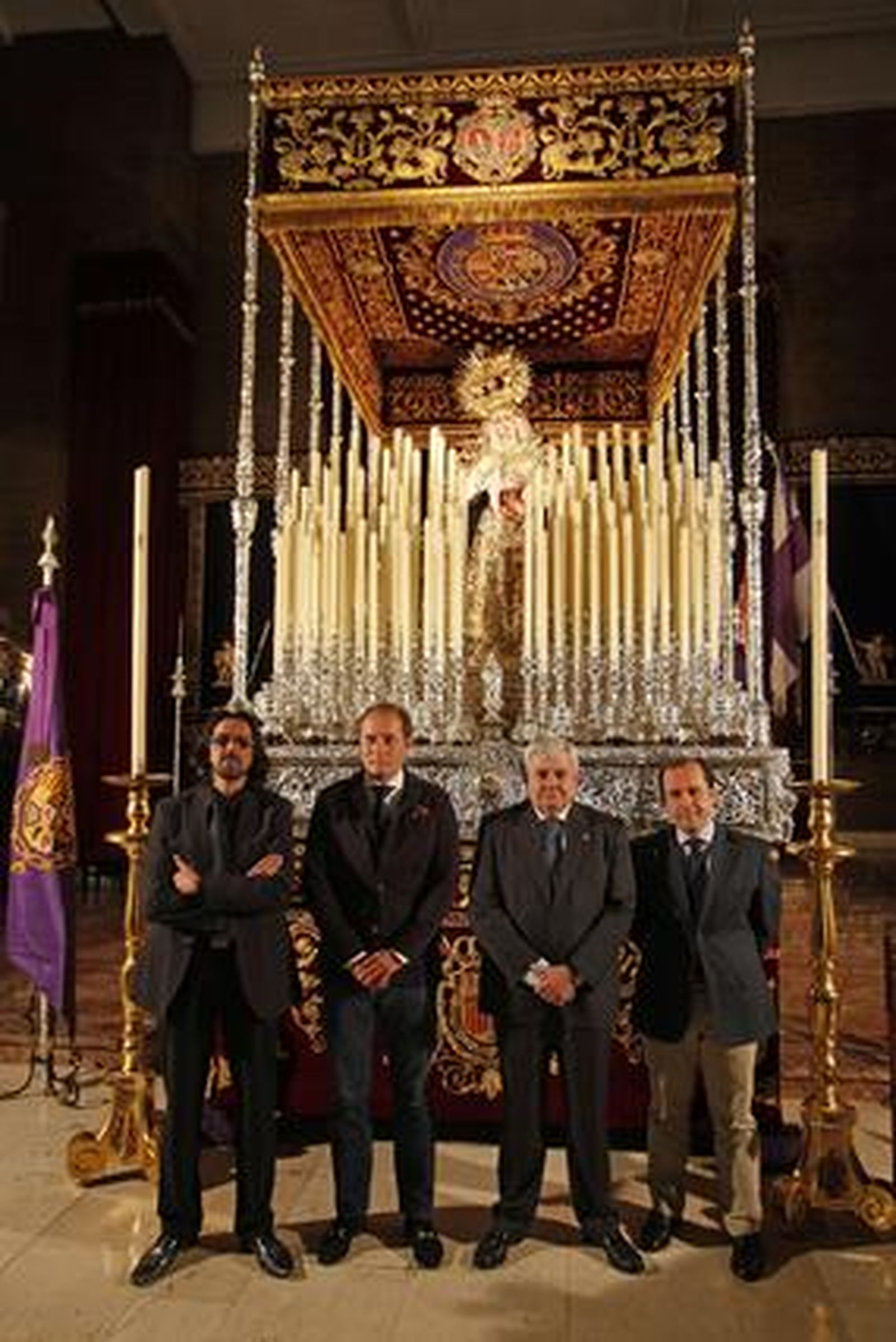 Las hermandades de las Cigarreras presentó la restauración de los bordados de su paso de palio y el nuevo techo, réplica del anterior. 

Foto: Jose Angel Garcia