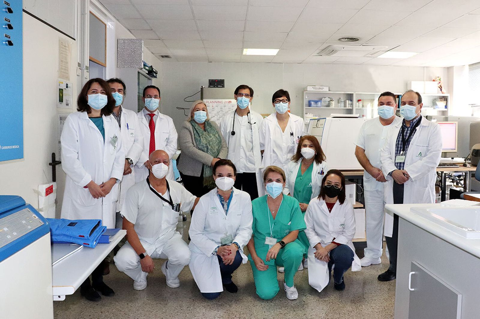 Visita de la delegada de Salud al servicio de Hematología del Hospital Juan Ramón Jiménez.