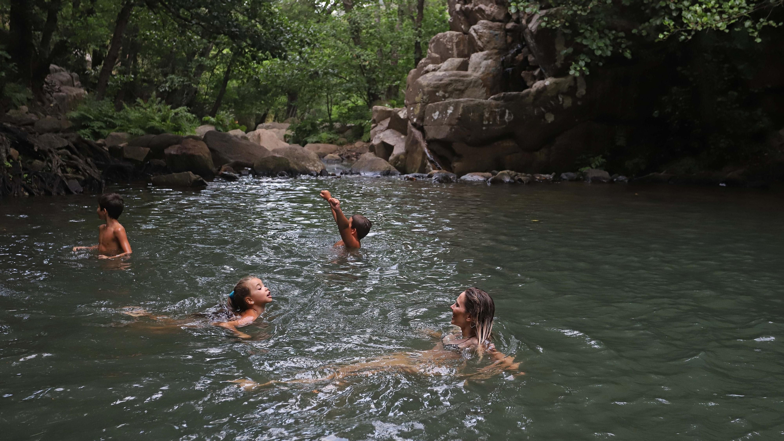 Basura en el sendero del Río de la Miel