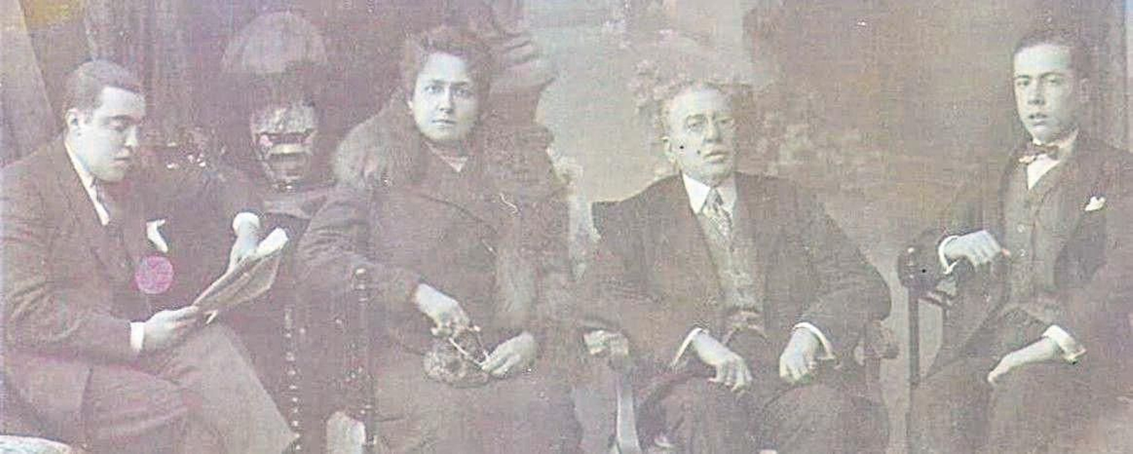 Adolfo Calandria Gómez (izquierda) con sus padres, Adolfo Calandria y Ascensión Gómez, y su hermano Rafael.
