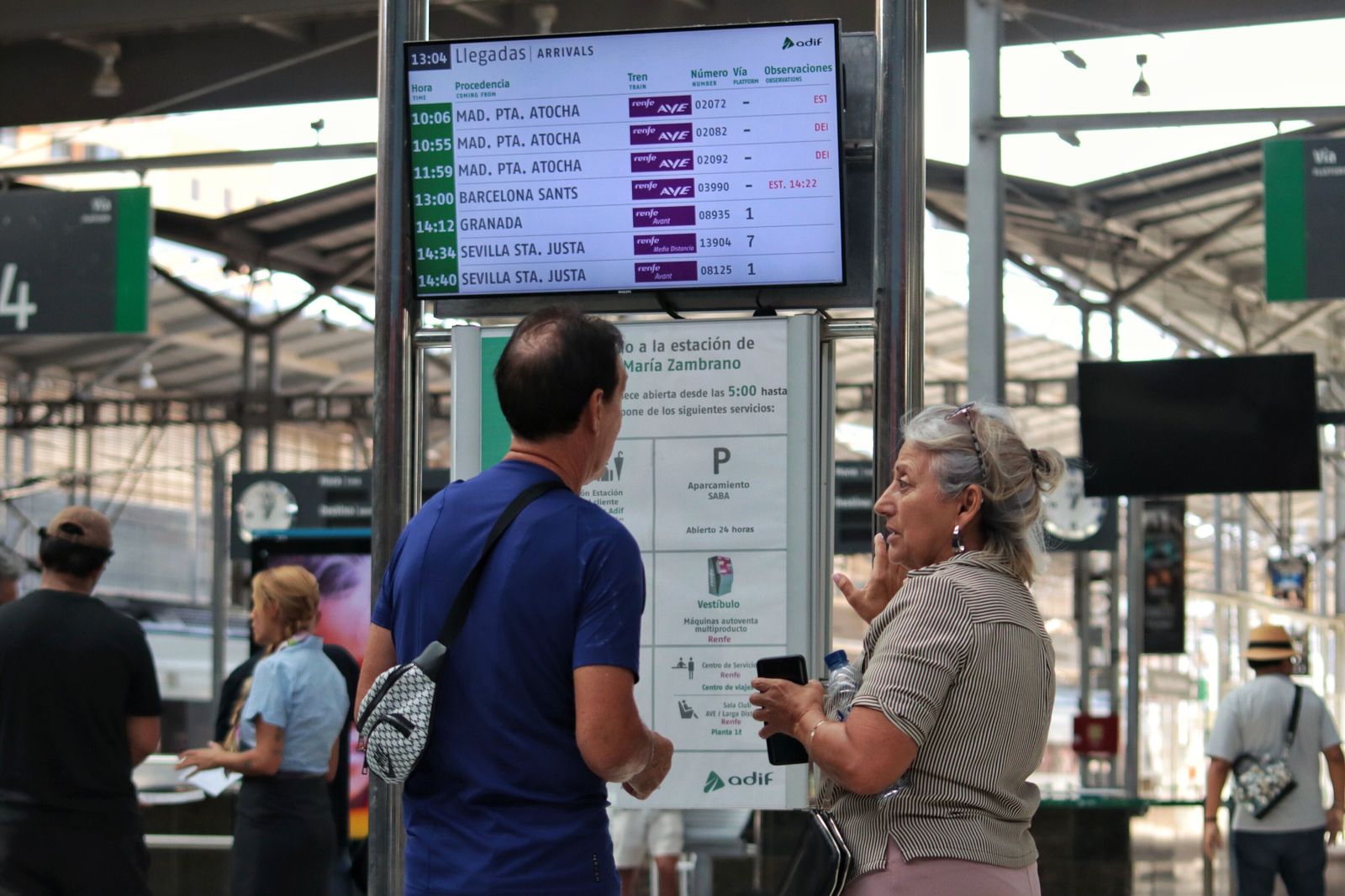 Así es el ambiente en la estación de Málaga este martes tras la cancelación de trenes.