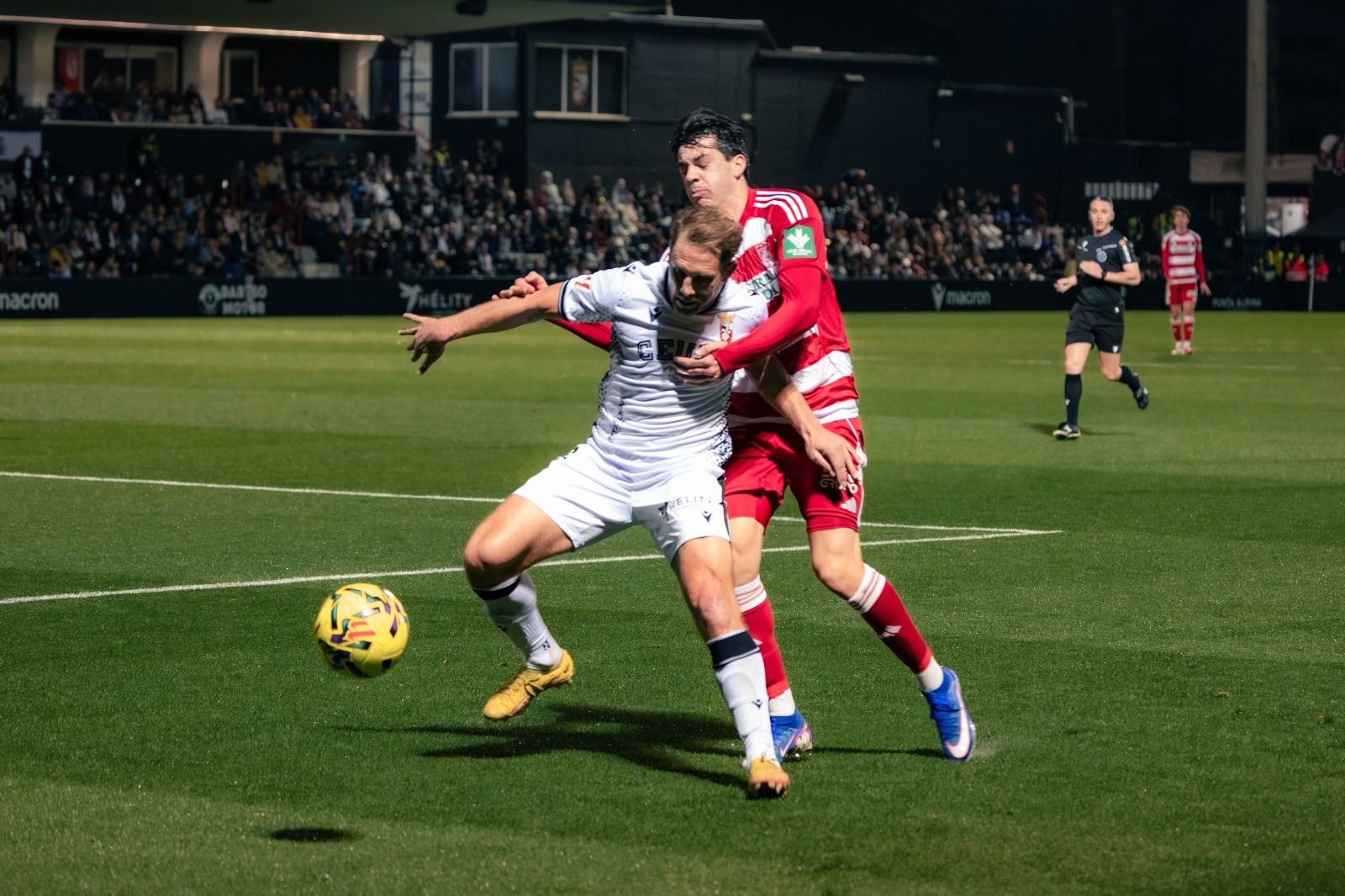Petit pugna por el balón con un jugador del Ceuta