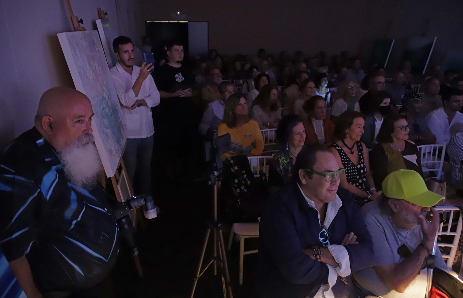 Fotos de la conferencia de Juan José Téllez  sobre los cincuenta años de la publicación del disco El Patio, del grupo Triana