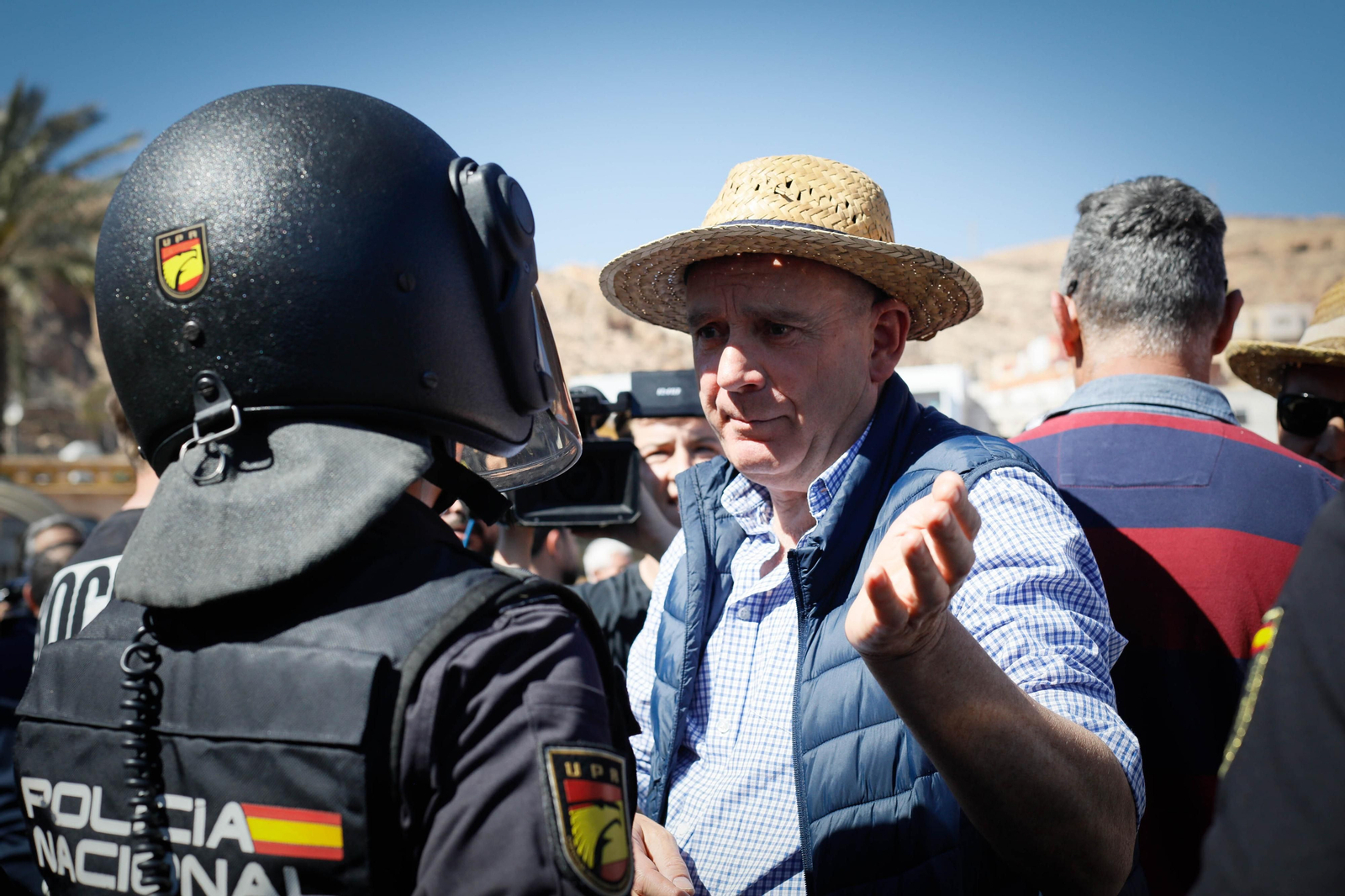 Los agricultores colapsan el puerto de Almería