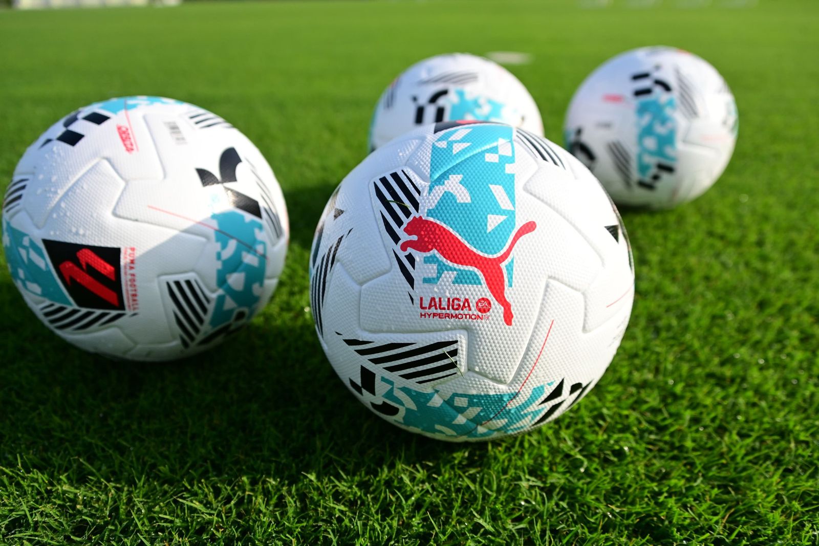 Varios balones de fútbol.