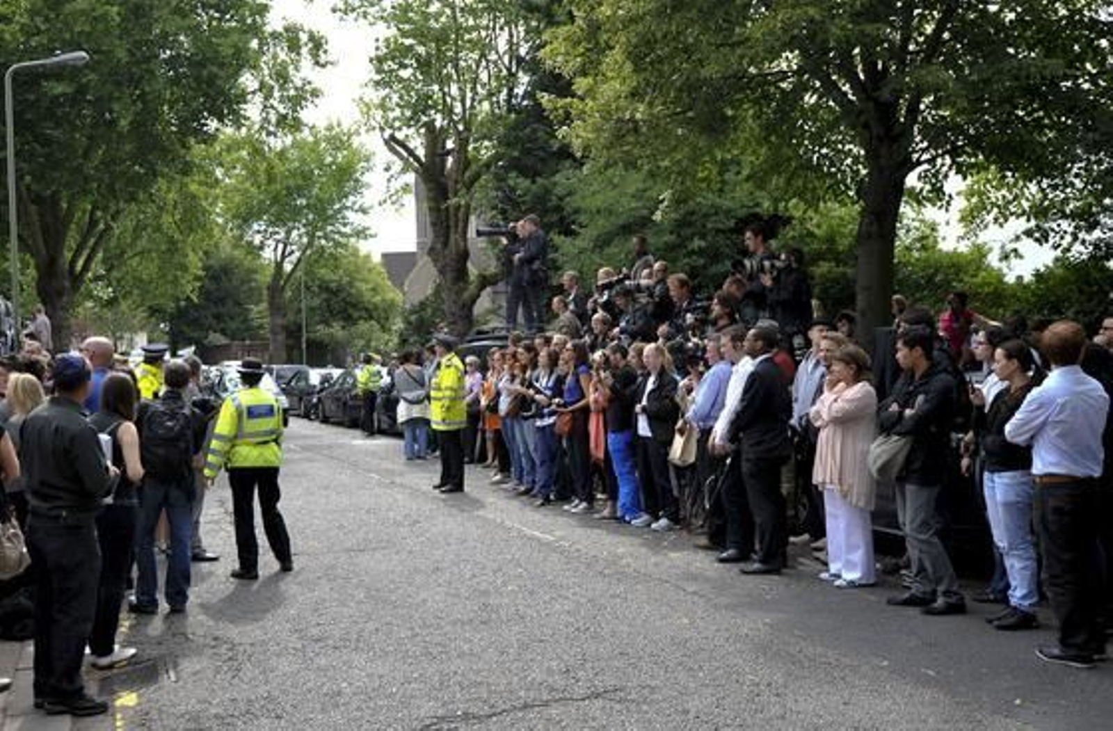 Famliares, amigos,fans y medios en el entierro de la cantante.

Foto: Reuters, EFE, AFP
