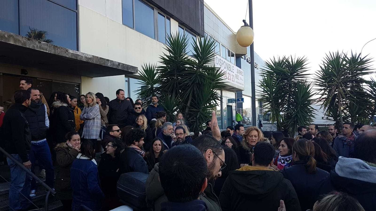 Concentración de la plantilla de Konecta el día que conocieron el cierre