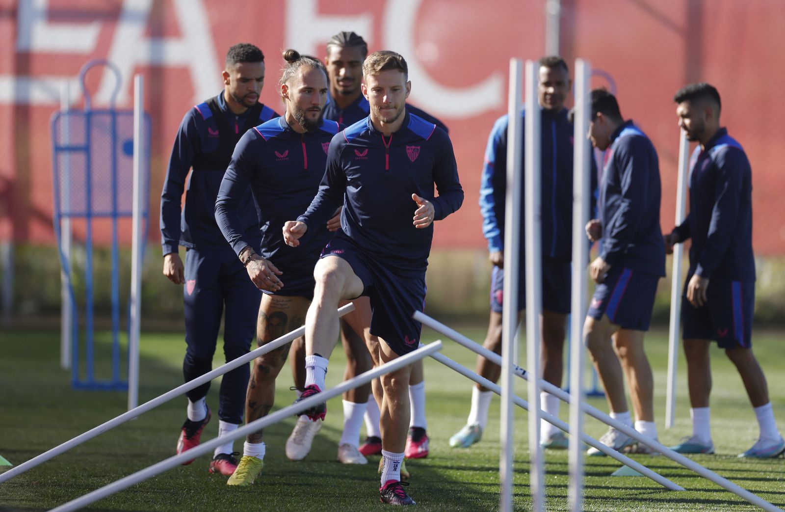 Rakitic, Gudelj, En-Nesyri y Badé, los primeros en la fila en un ejercicio de movilidad articular durante la sesión de trabajo de ayer antes de viajar.