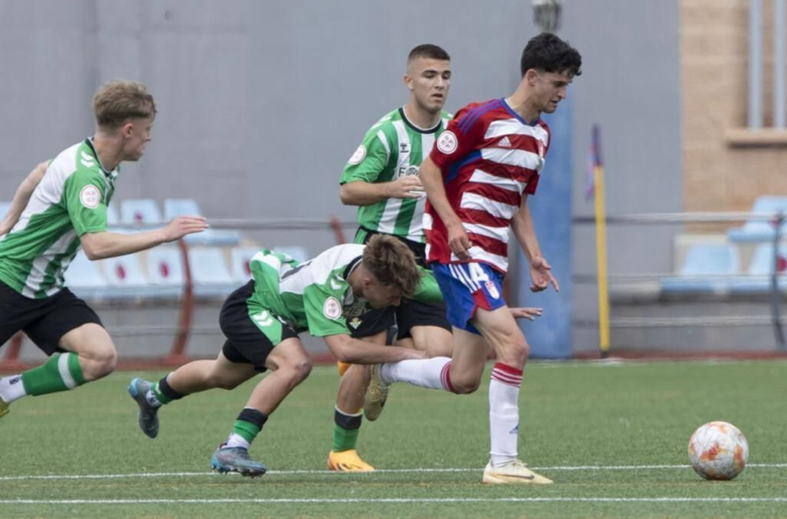 Manu López, en un partido contra el Betis en su etapa en el Granada.