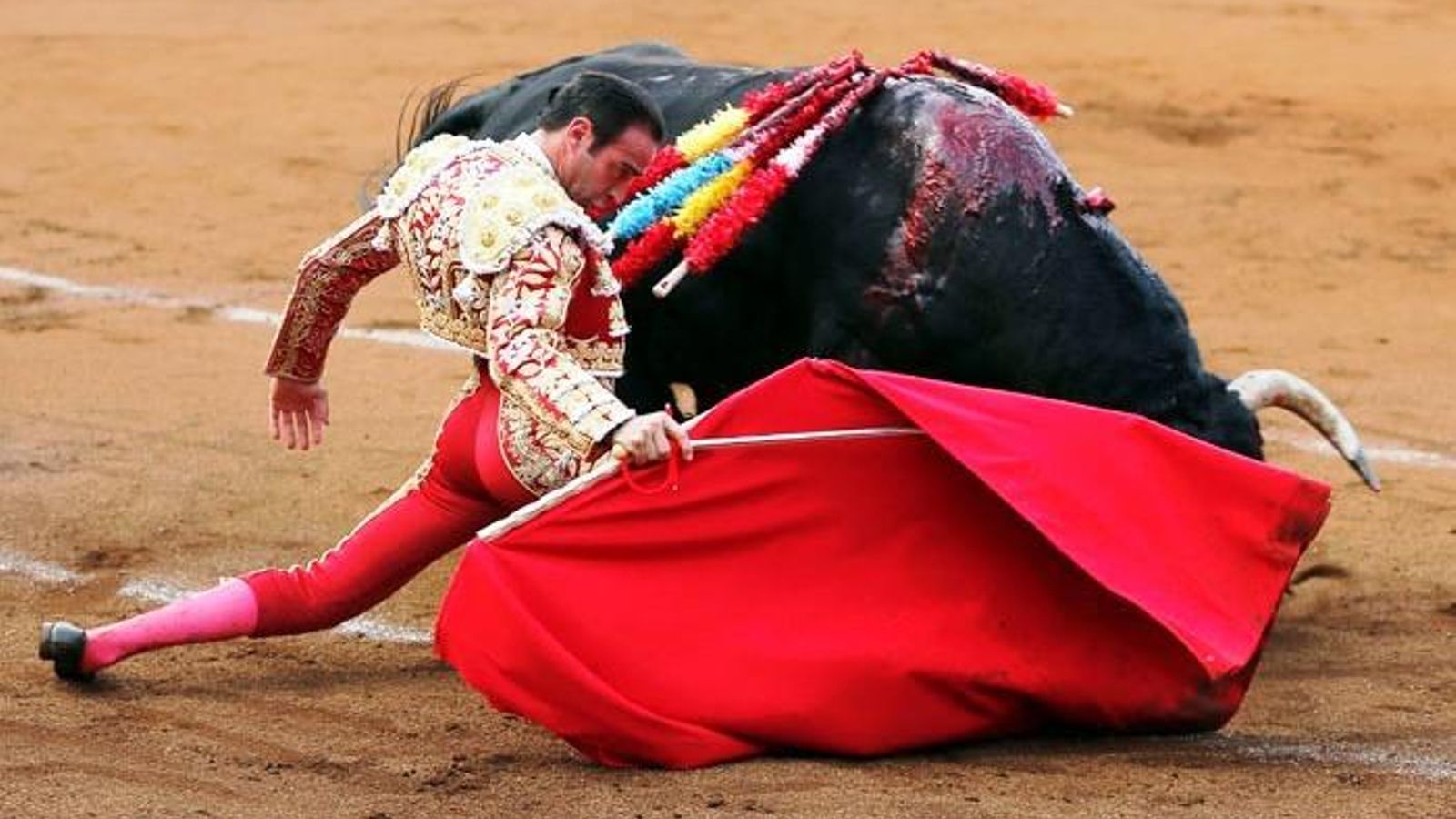 Ponce, en un muletazo por bajo.