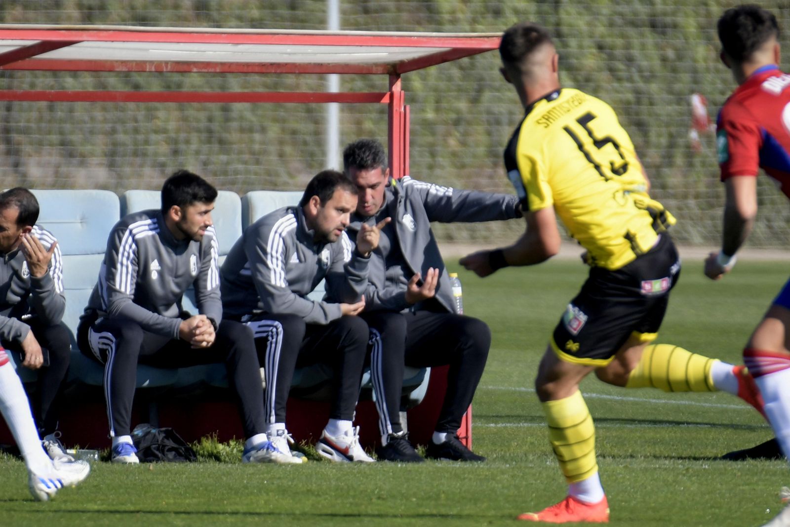 Juan Antonio Milla debate con su ayudante.
