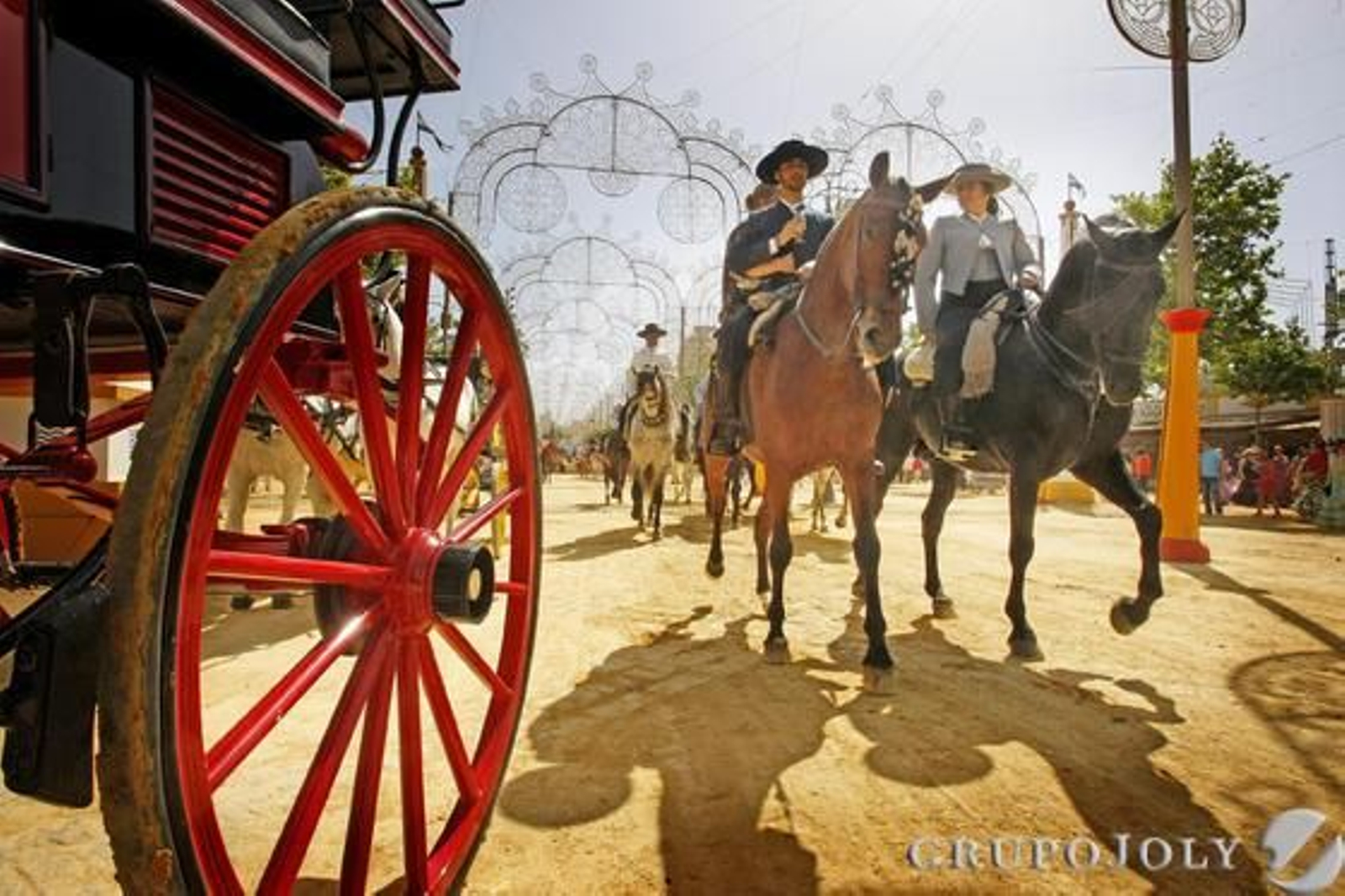 Caballistas recorriendo una de las calles del recinto ferial del González Hontoria. 

Foto: Pascual