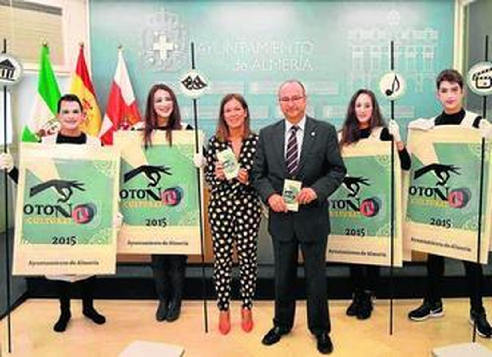 El alcalde, Luis Rogelio Rodríguez, junto a la concejala de Cultura, Ana Martínez Labella.