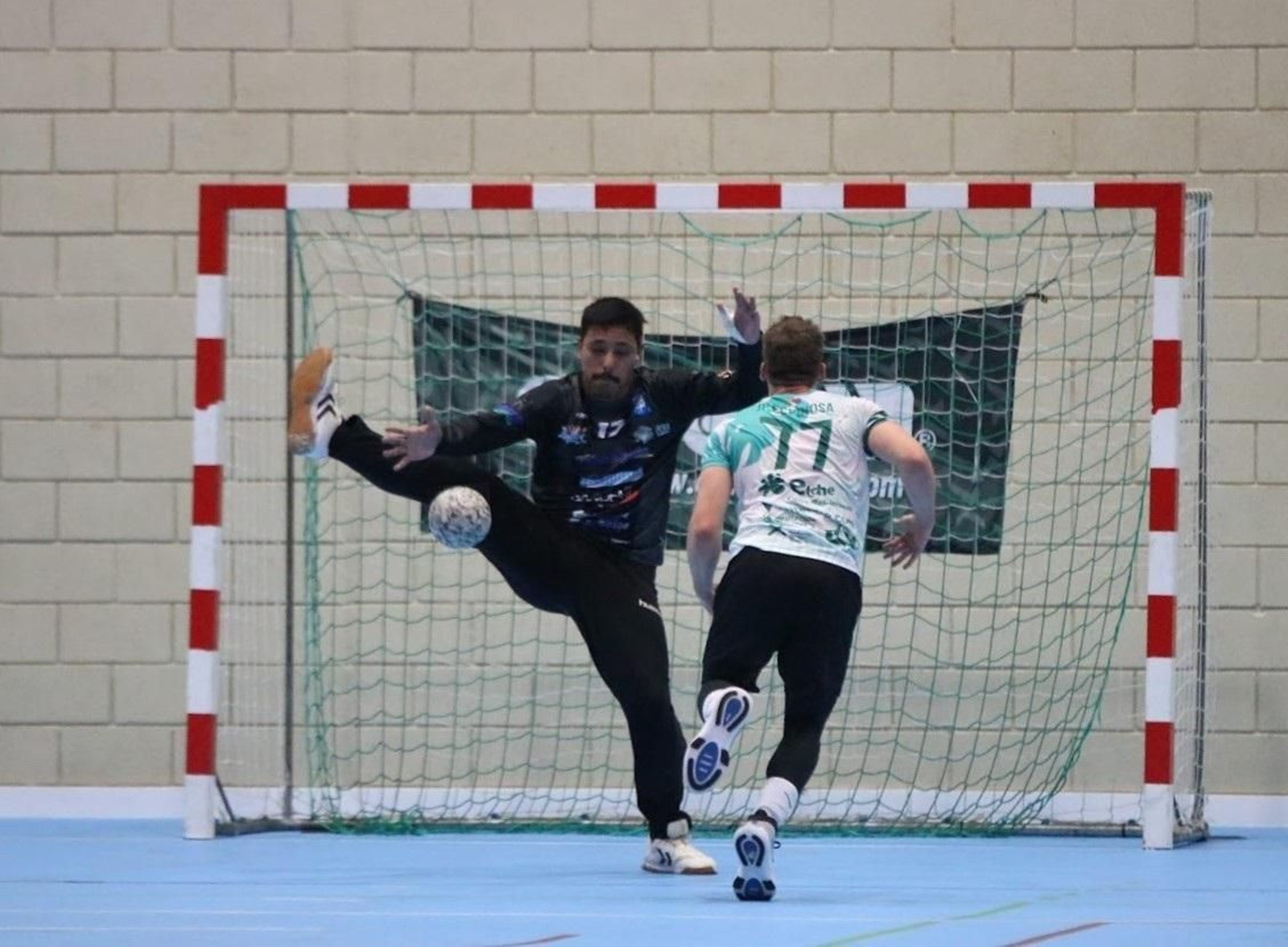 El portero del conjunto canterano-sureño realiza una parada durante un partido de esta temporada.