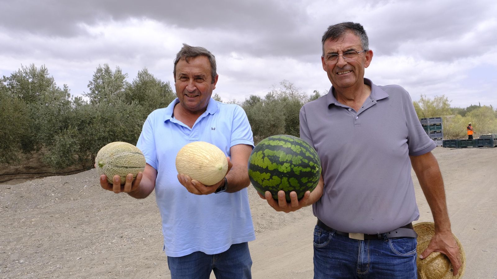 Juan Sánchez y José Gabriel Muñoz, con melones y sandías de sus plantaciones.