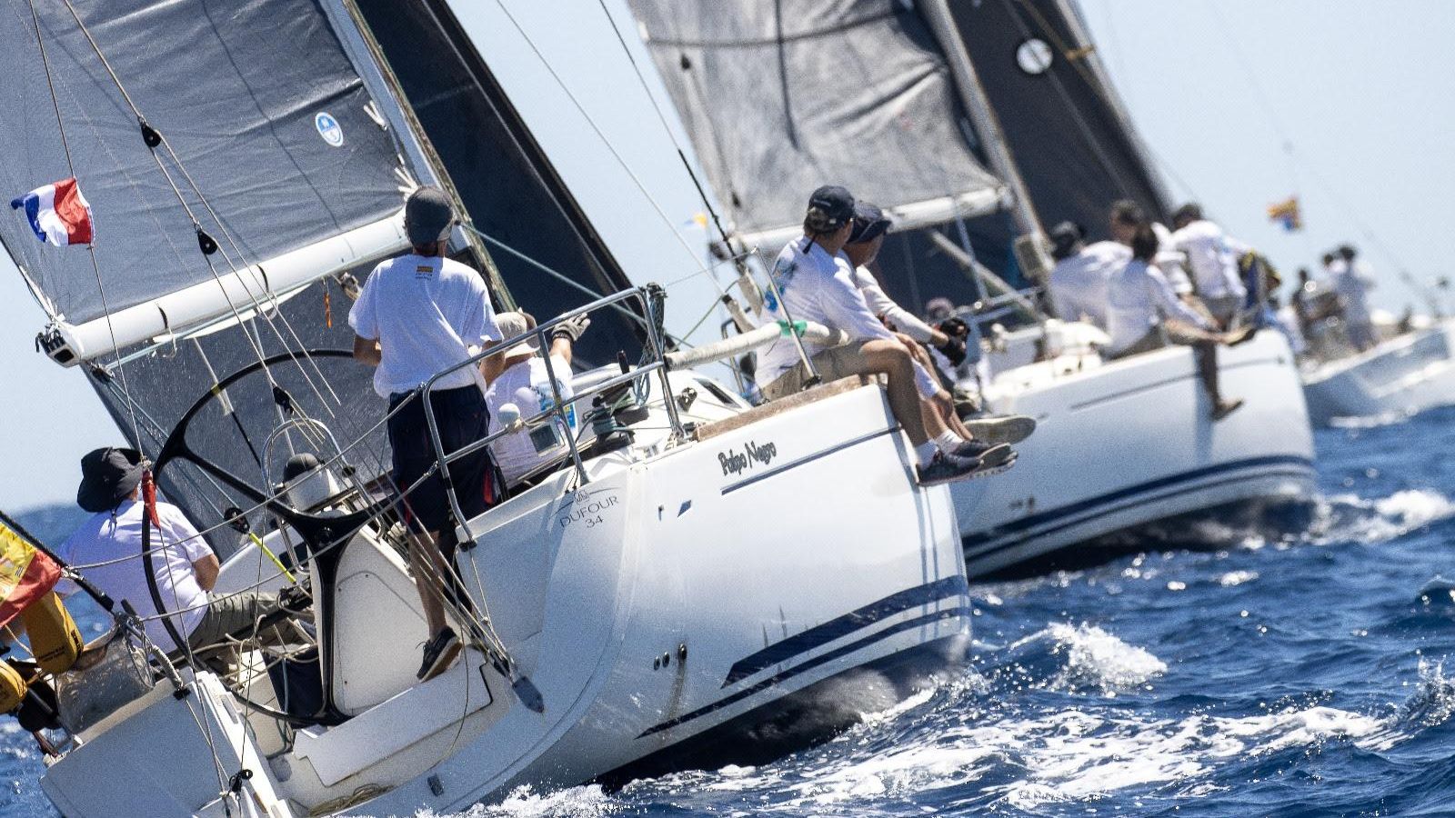 Uno de las embarcaciones durante el desarrollo de una de las jornadas de la XVIII Ruta del Coral Costa de Almería.