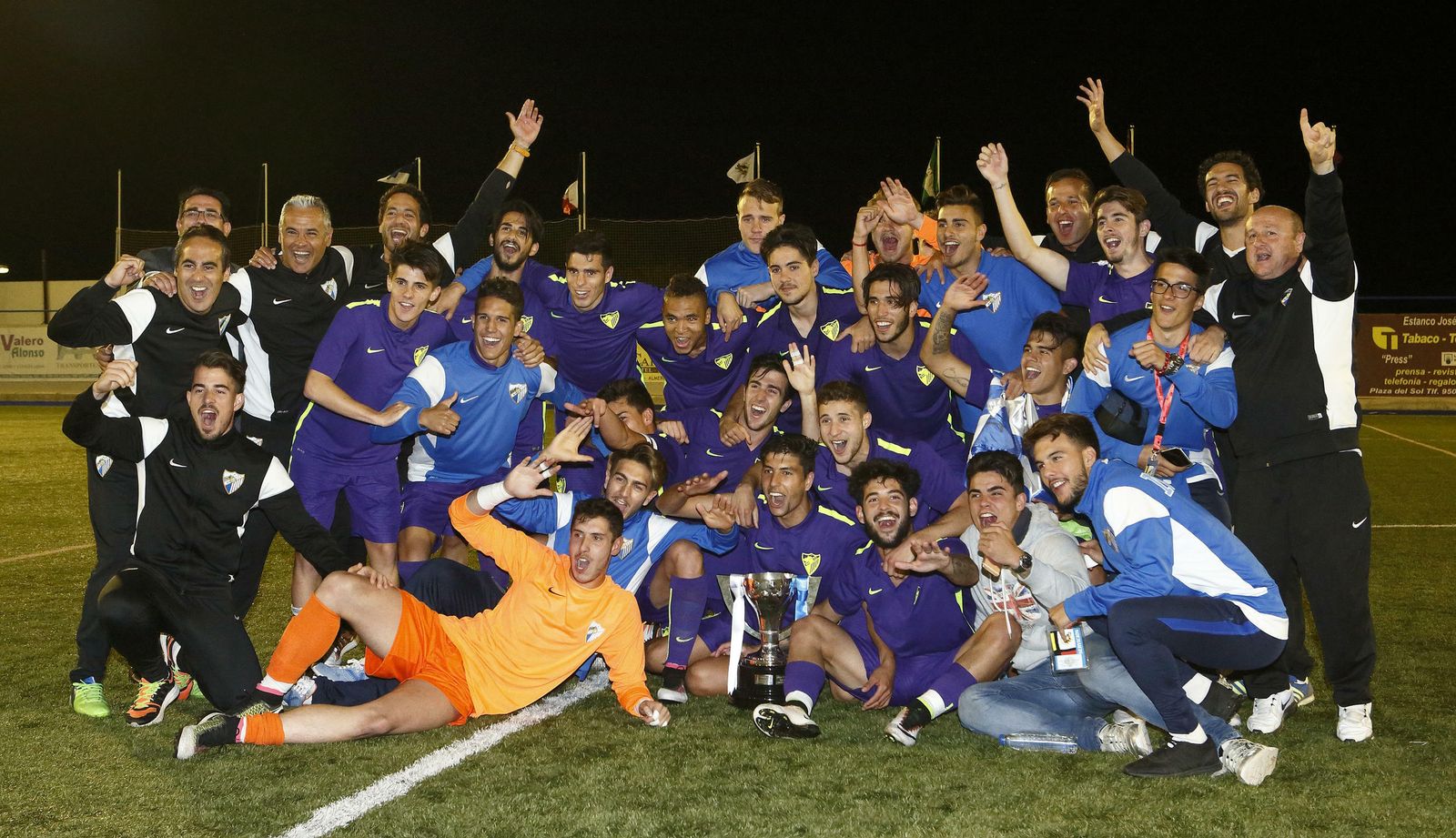 El juvenil del 2016 celebra su título de la Copa de Campeones.