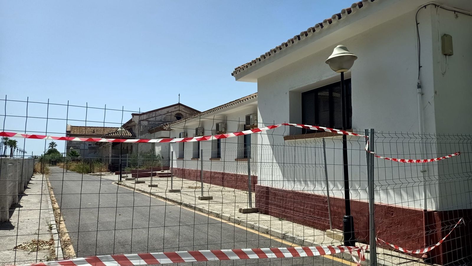 La zona del Hospital Marítimo de Torremolinos vallada por las obras.
