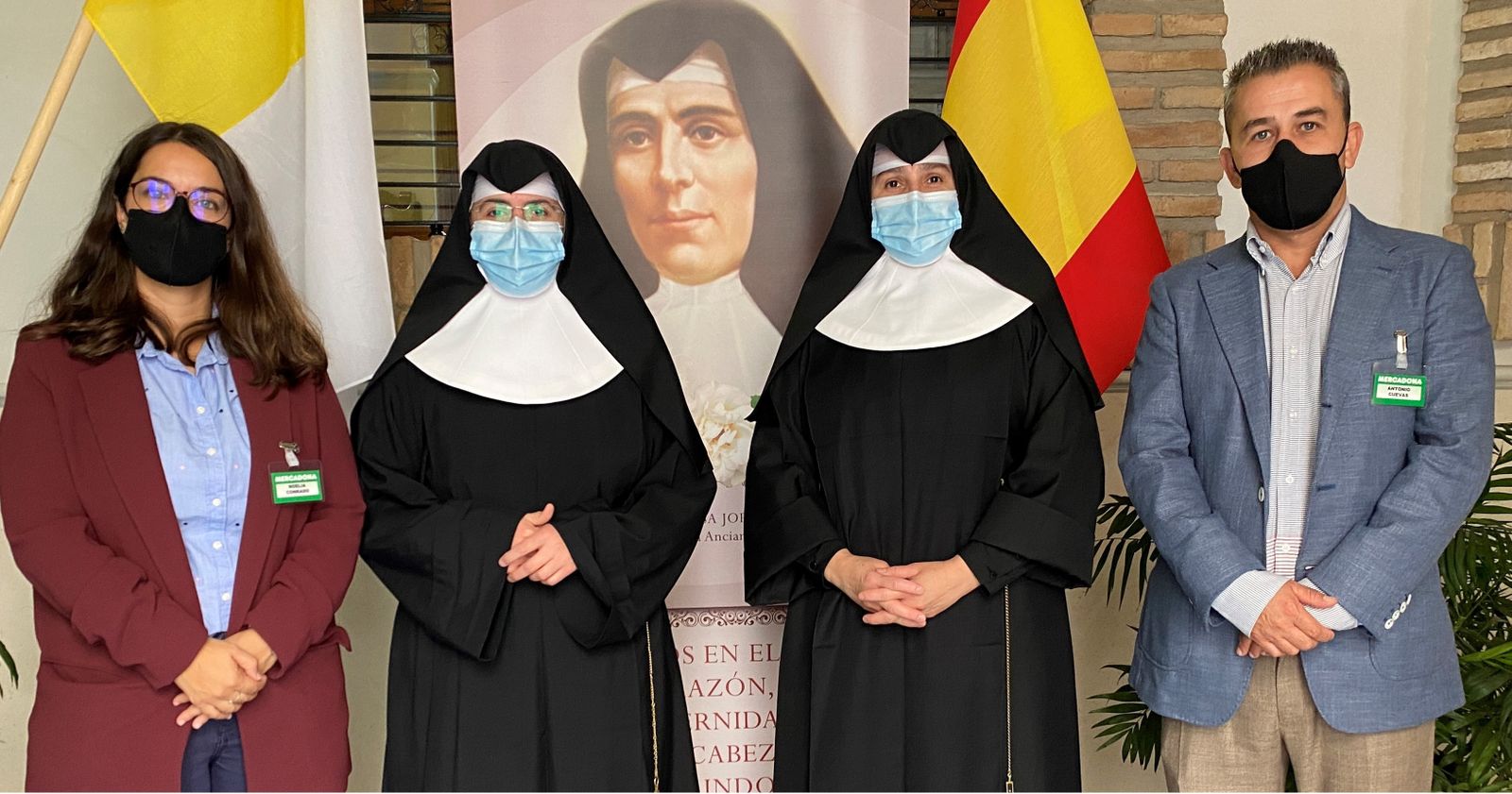 Las hermanas con representantes de Mercadona.