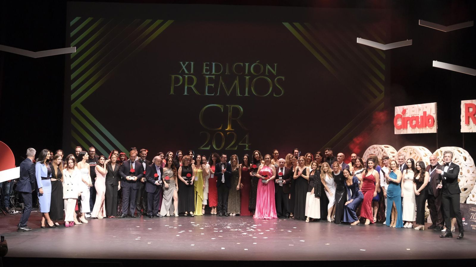 Fotografía de familia de autoridades, organizadores y patrocinadores con los premiados y finalistas en la Gala celebrada en el Teatro Auditorio de Roquetas de Mar.