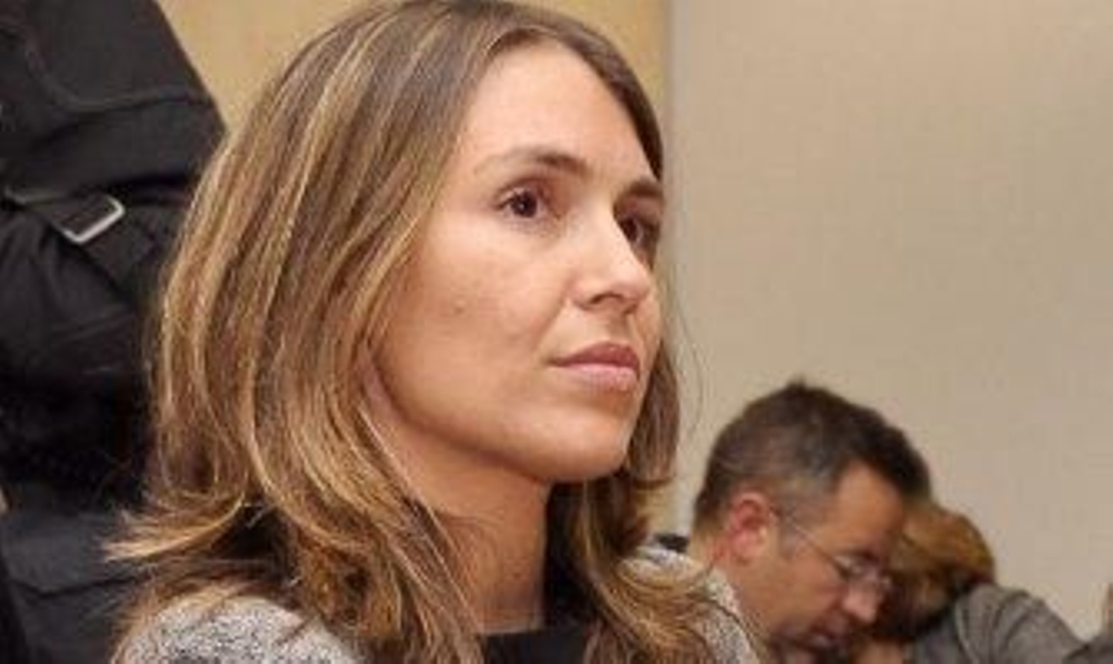 El juez imputa a la ex directora general de Invercaria Laura Gómiz y al responsable de inversiones de la sociedad