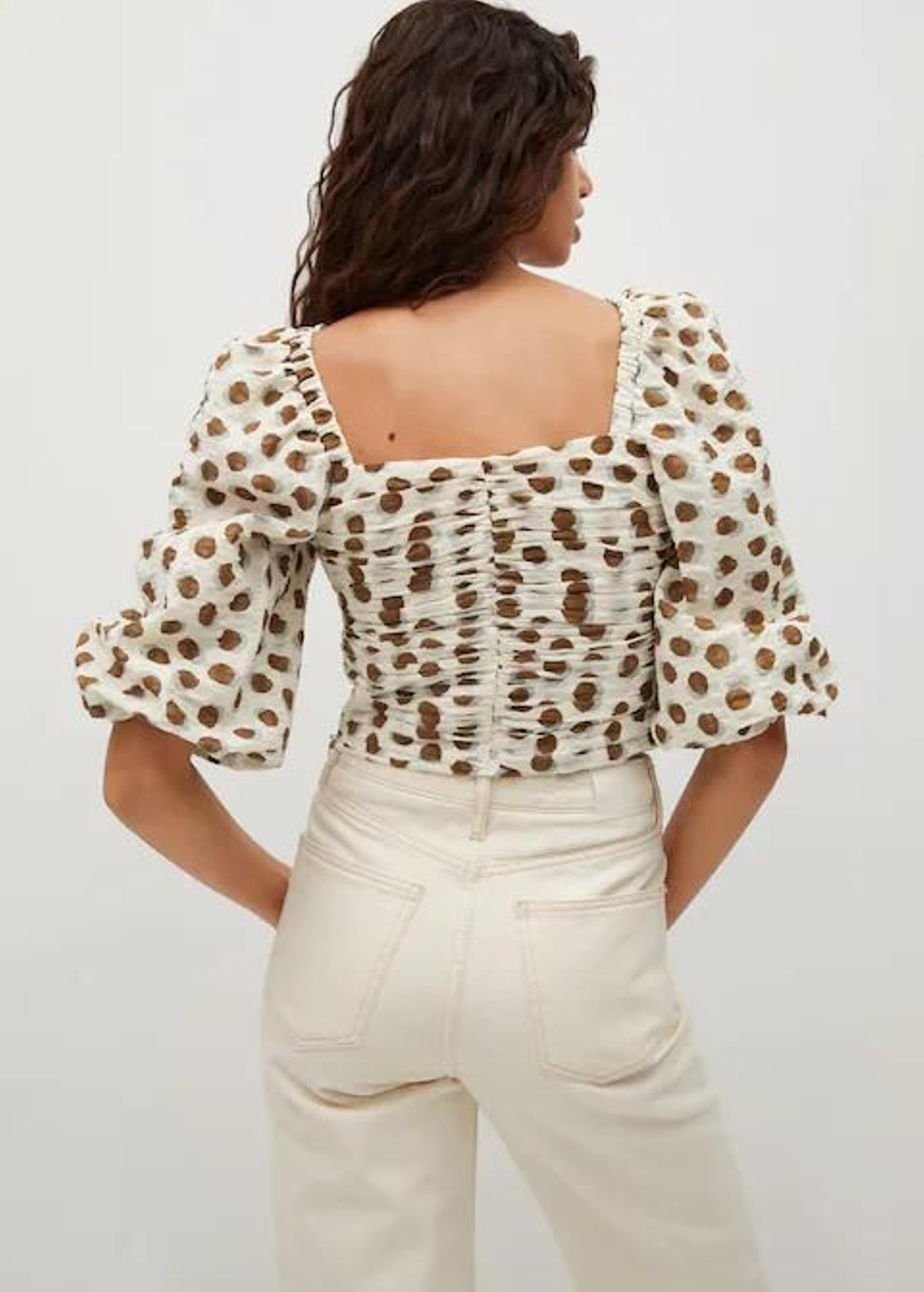 La blusa fruncida con lunares de Mango.