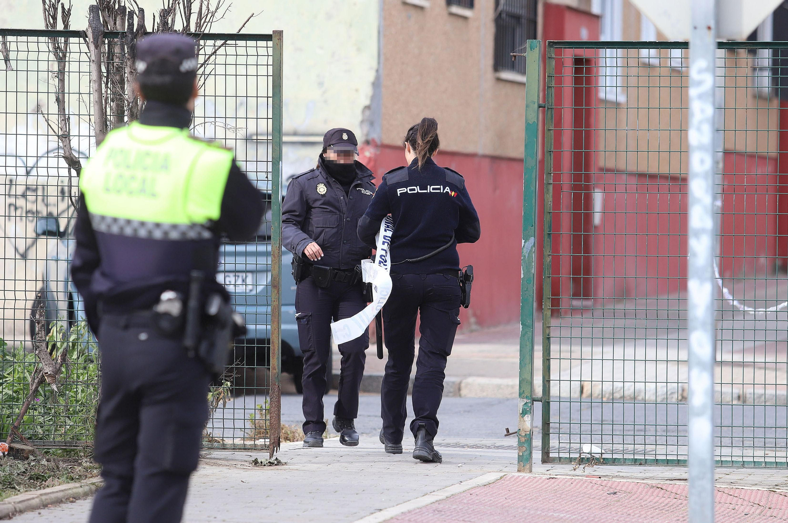 Imágenes del atrincherado que amenazaba con hacer estallar una bombona en el Torrejón, Huelva